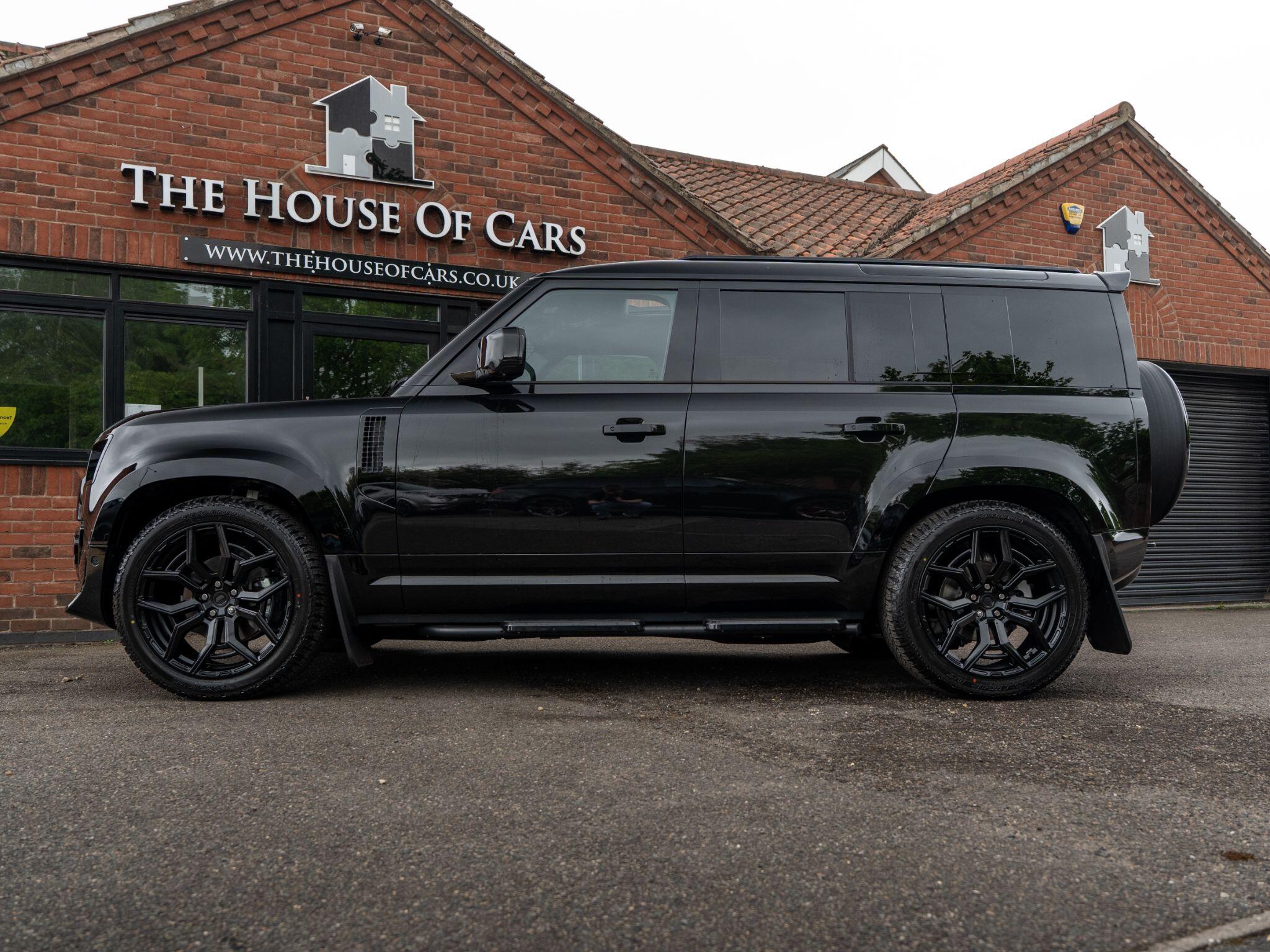 Land Rover Defender 110 view 18