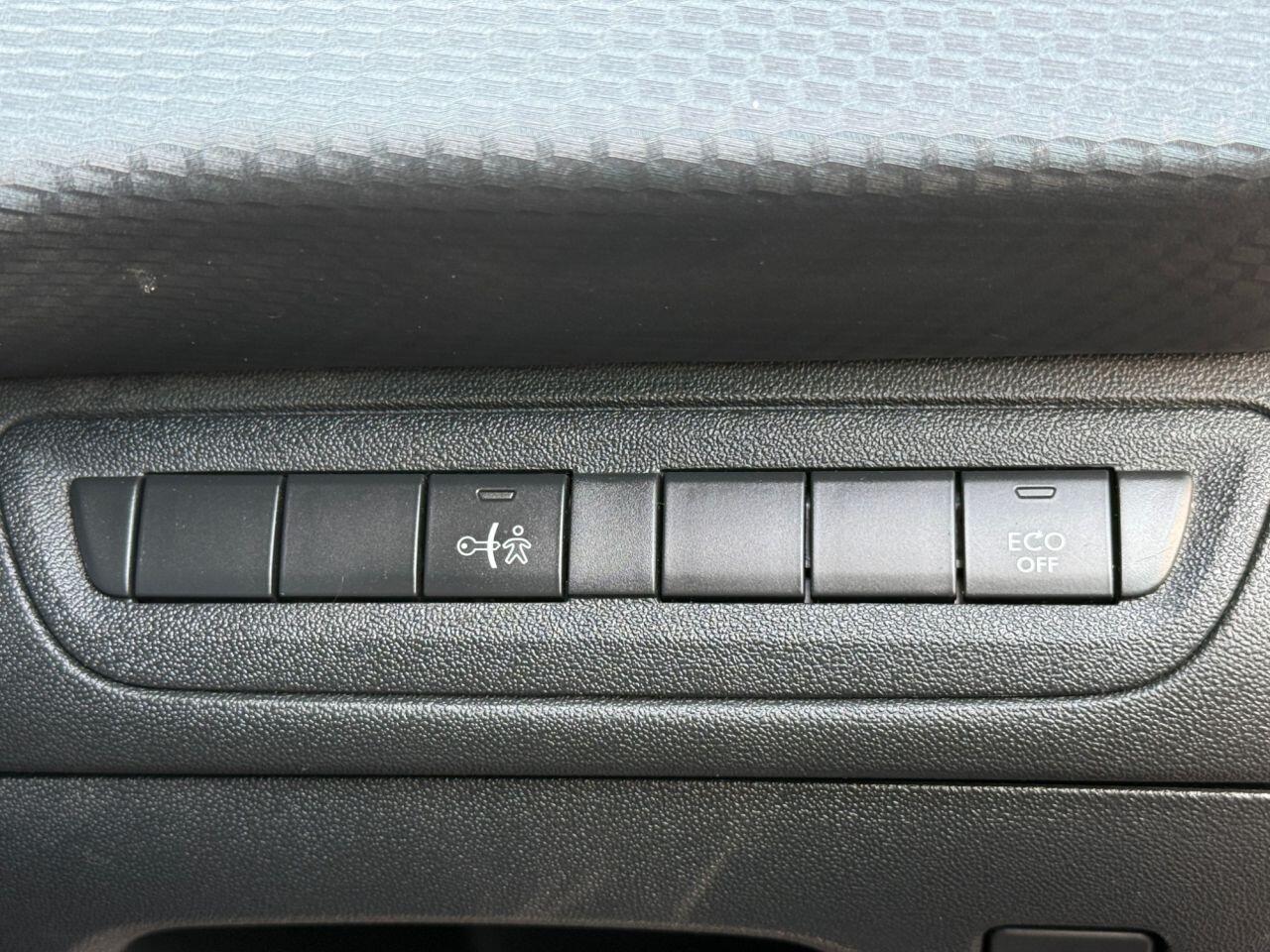 Peugeot 208 view 32