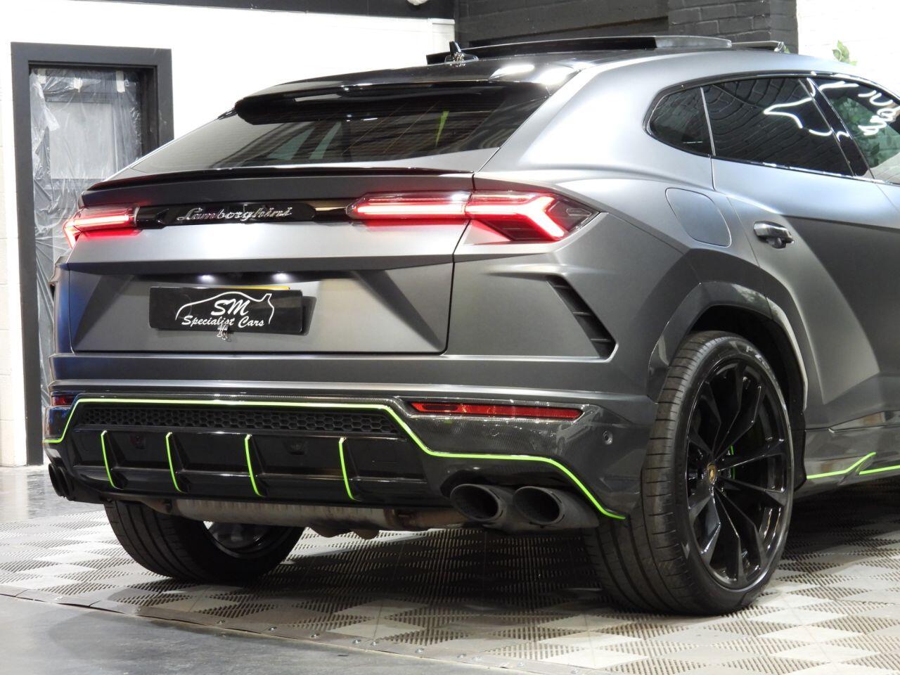 Lamborghini Urus view 3