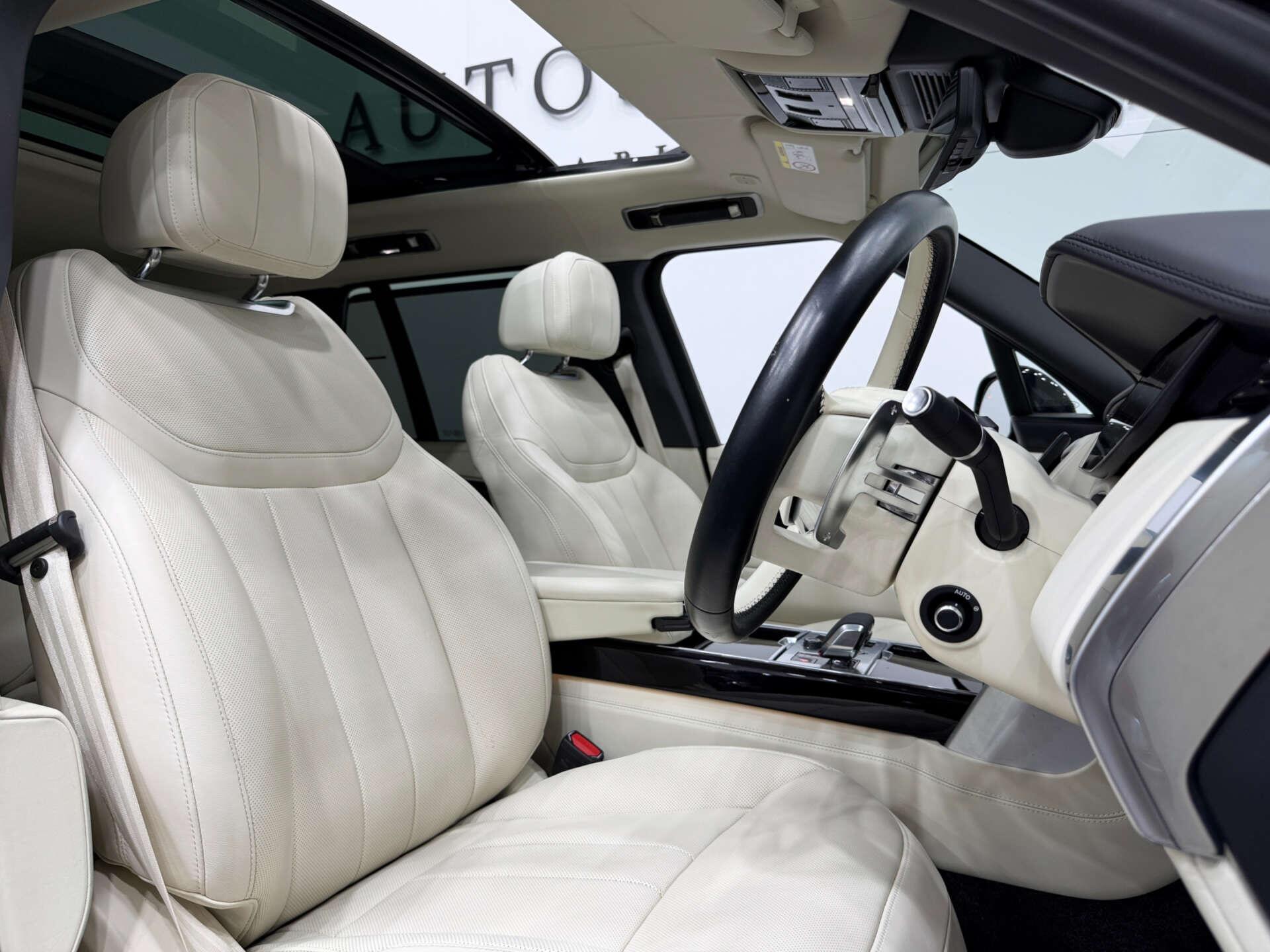 Land Rover Range Rover view 2