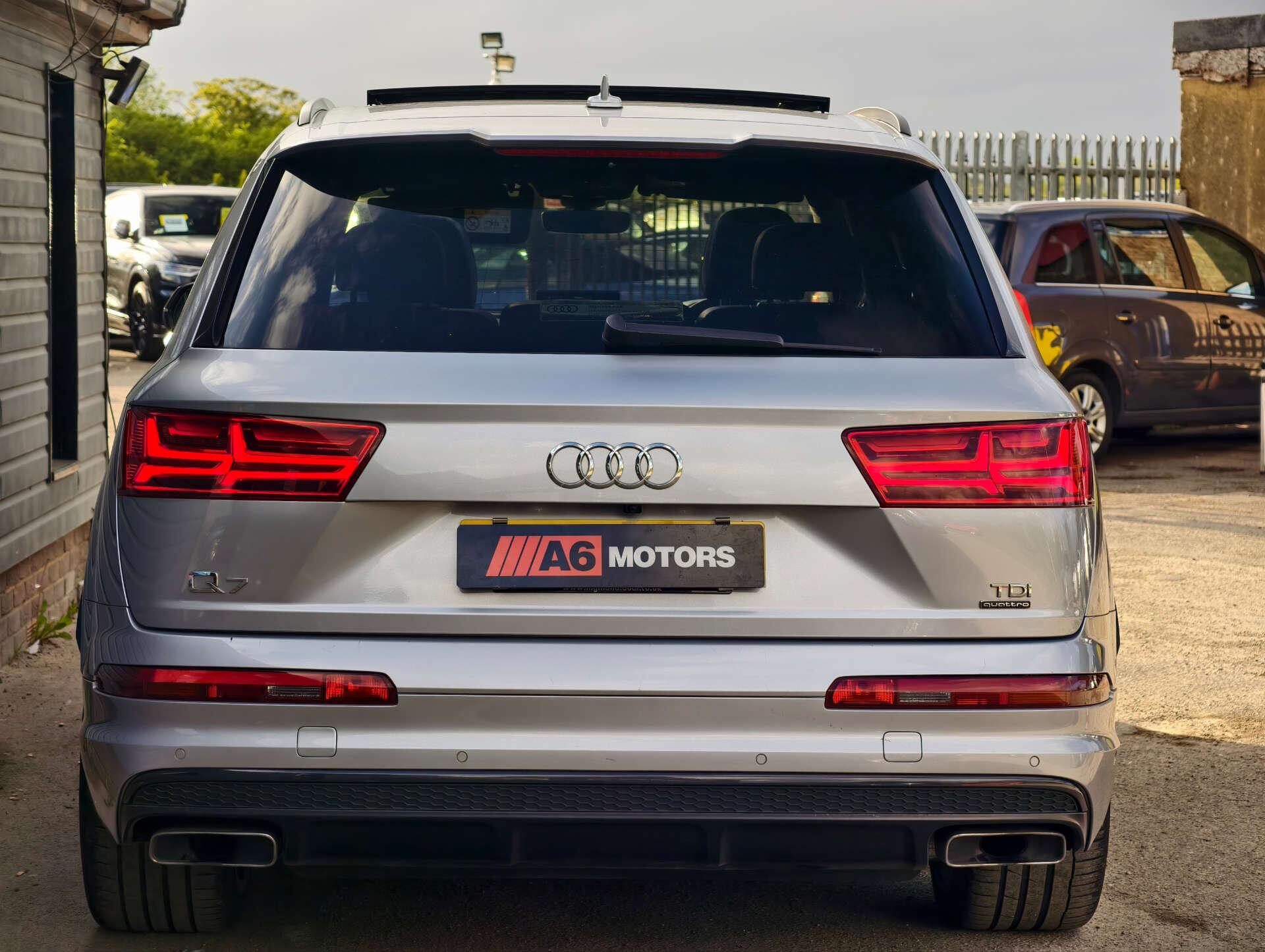 Audi Q7 view 14