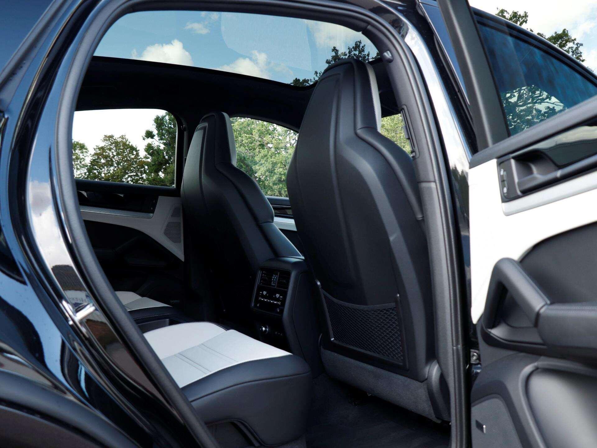 Porsche Cayenne view 26