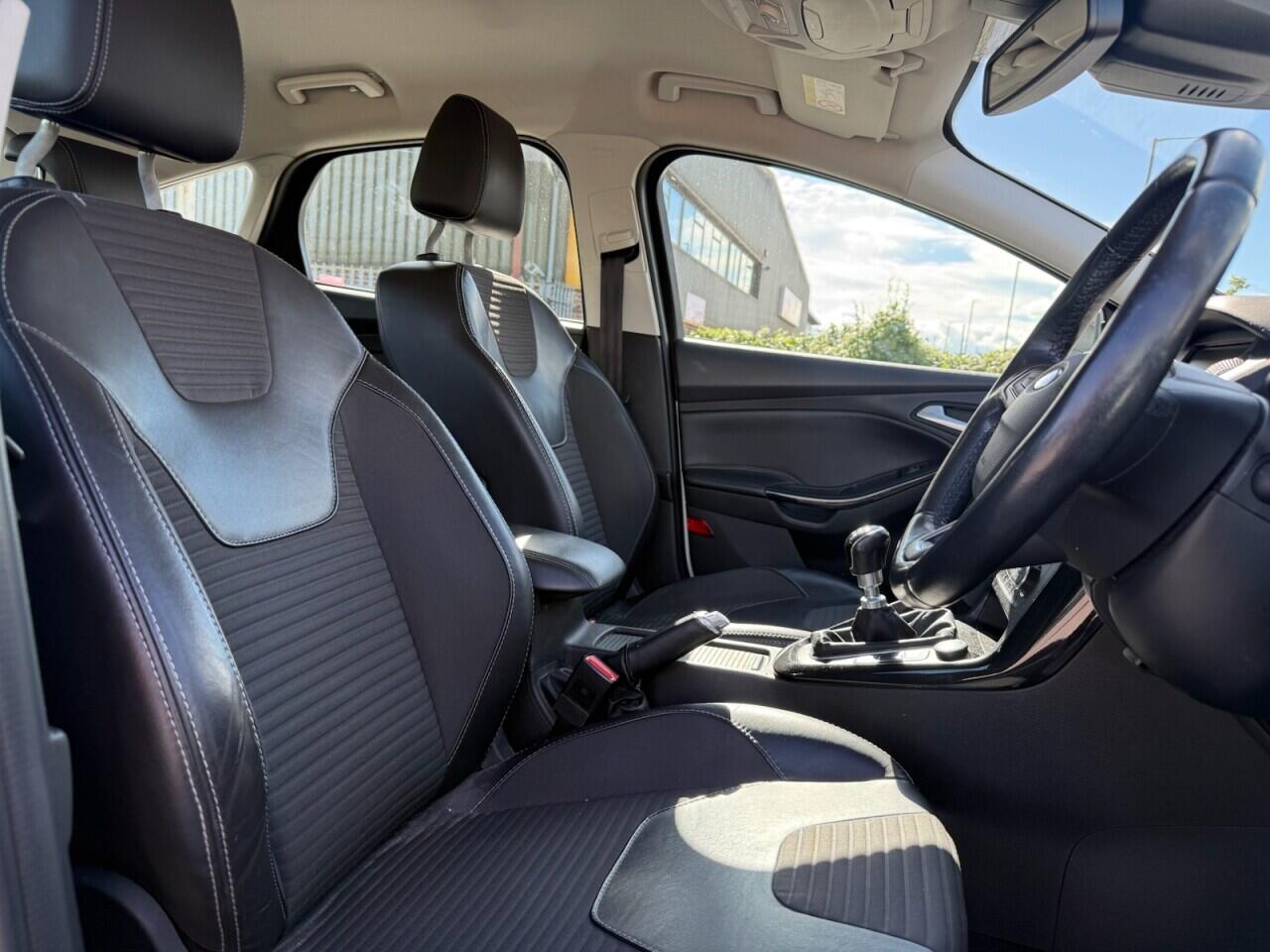 Ford Focus view 14
