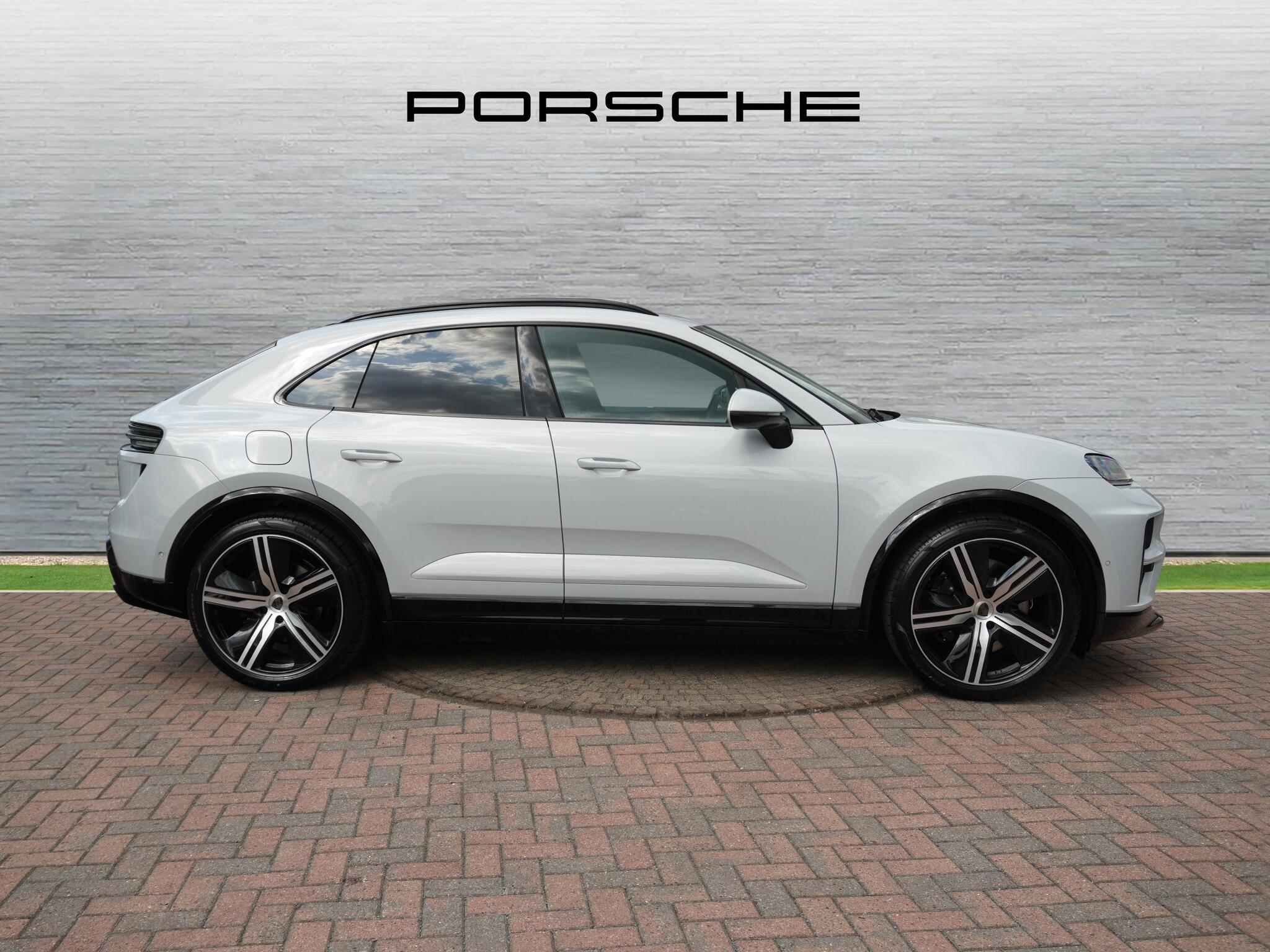 Porsche Macan view 5