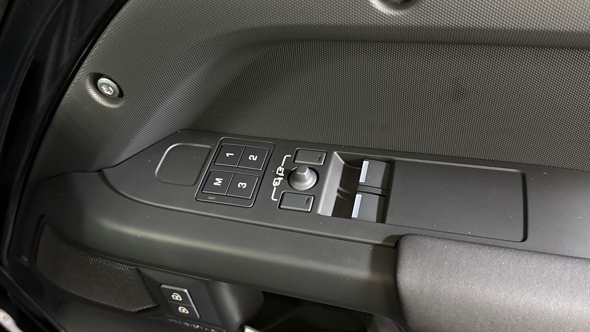 Land Rover Defender view 24