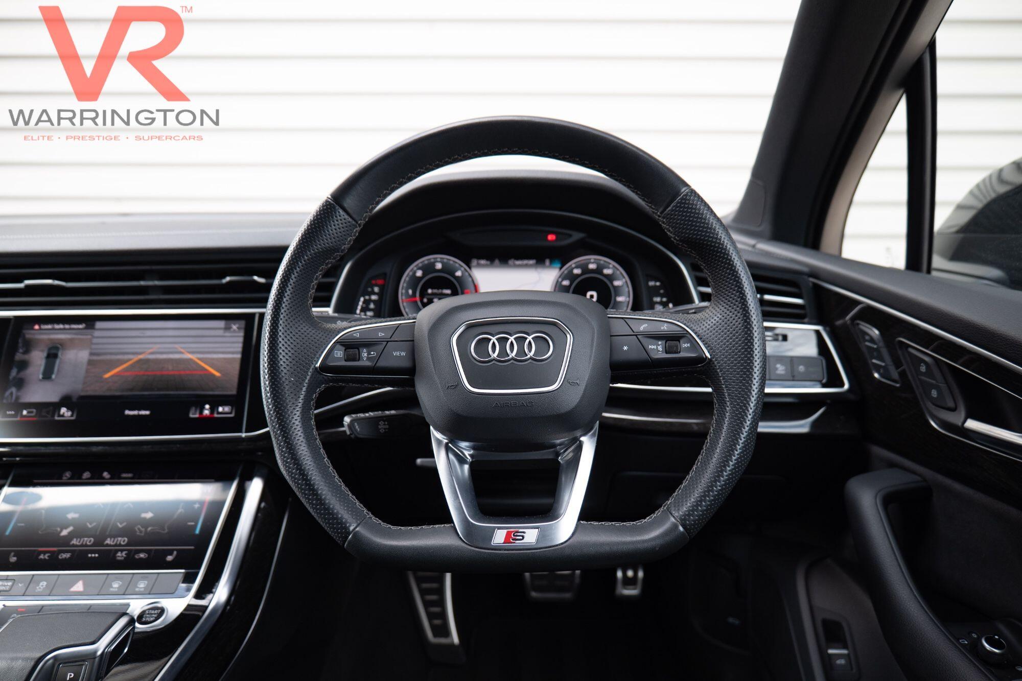 Audi Q7 view 9