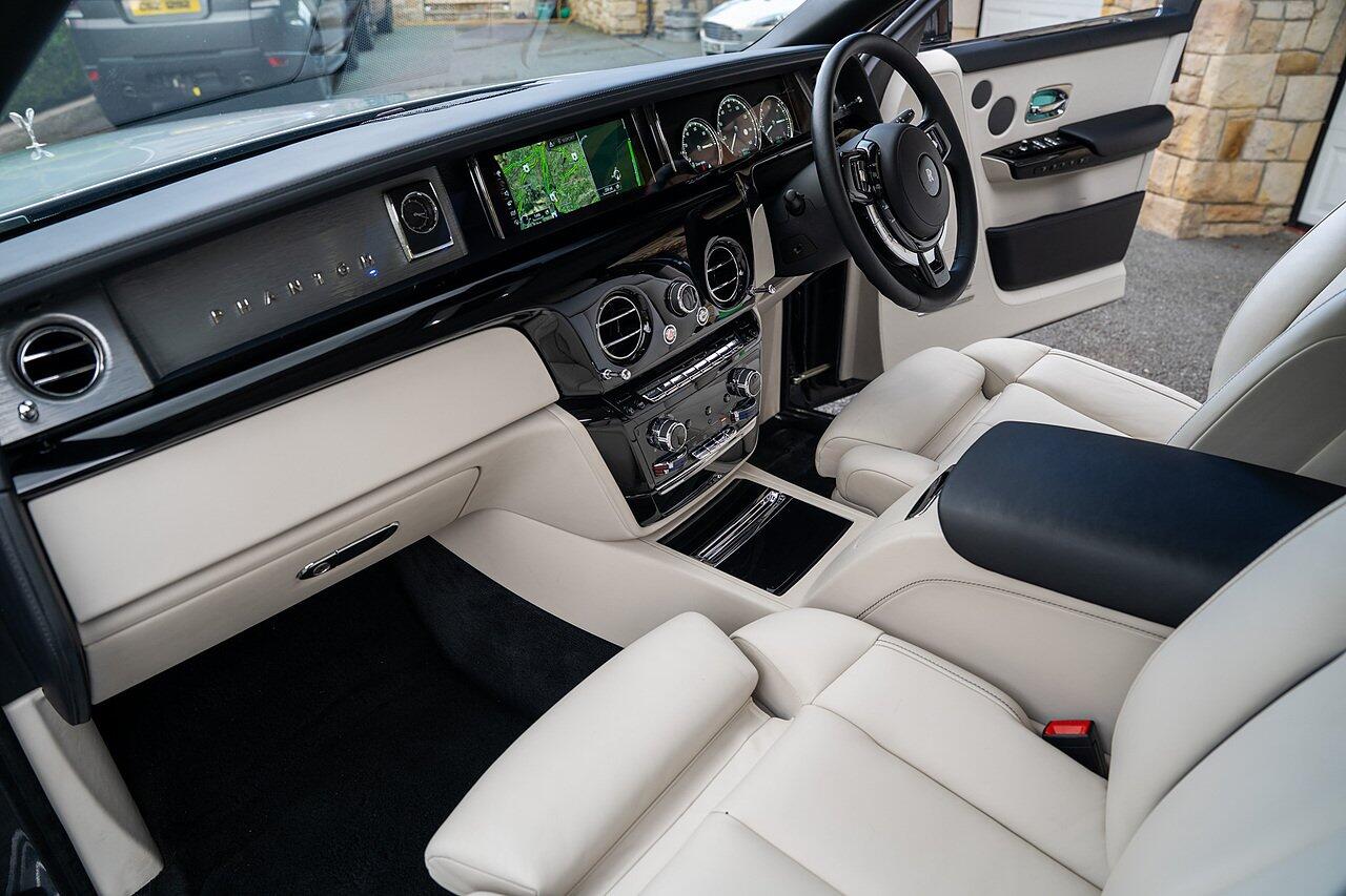 Rolls-Royce Phantom view 63