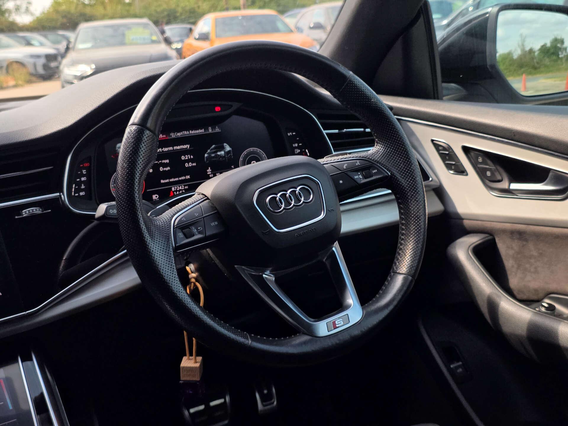 Audi Q8 view 19