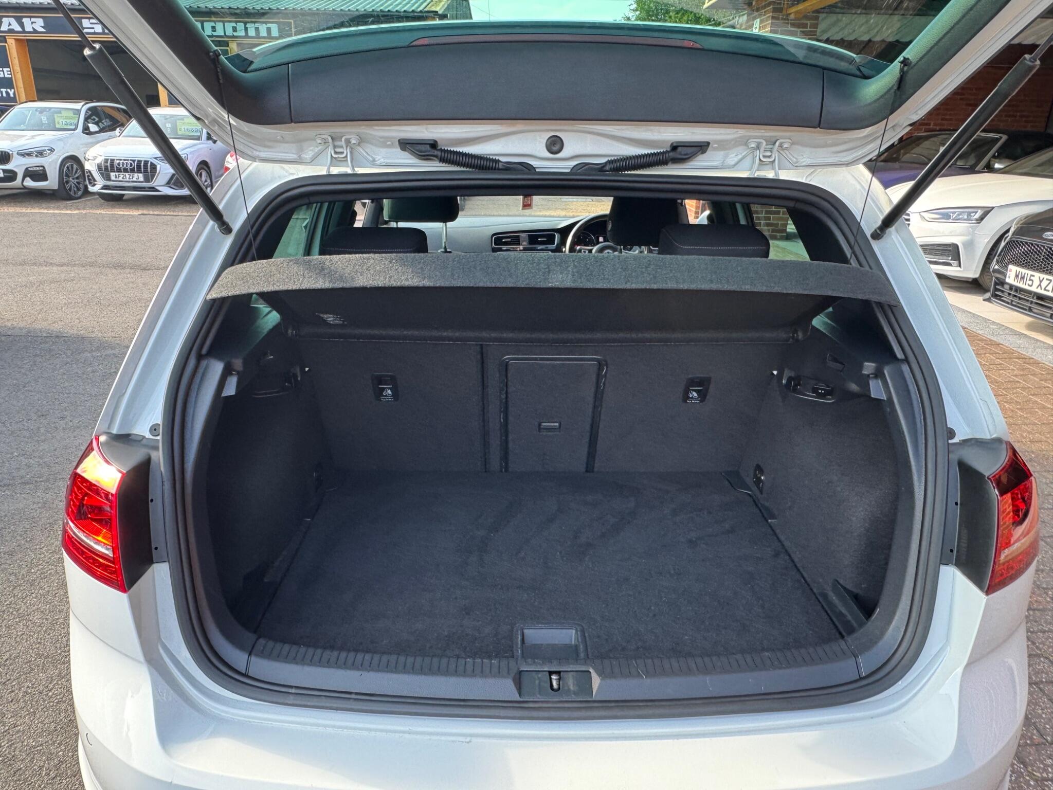 Volkswagen Golf view 8