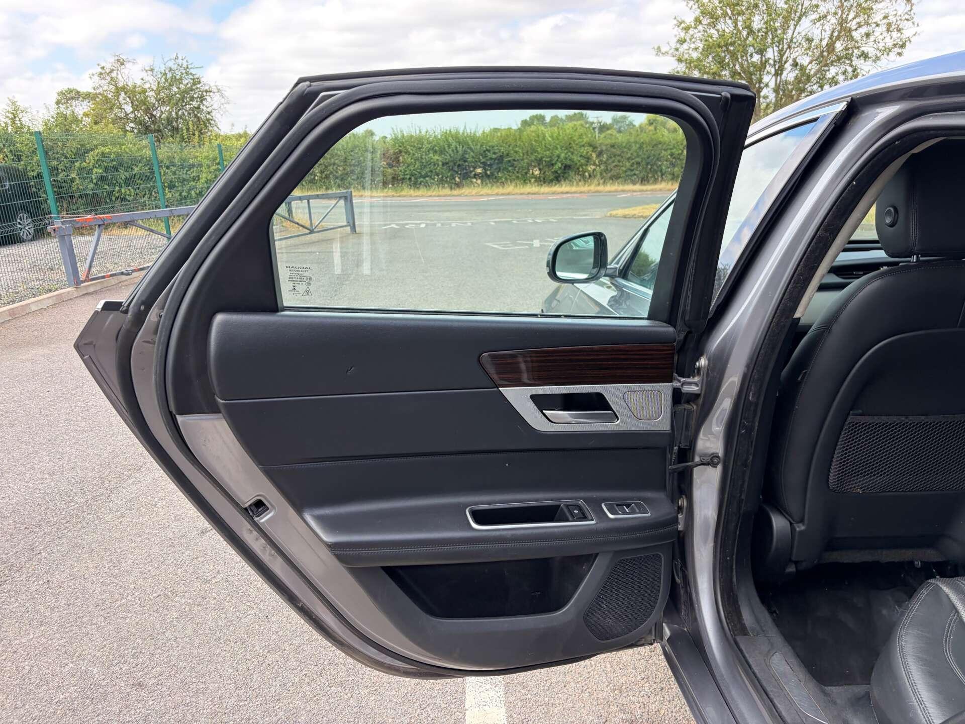 Jaguar XF view 19