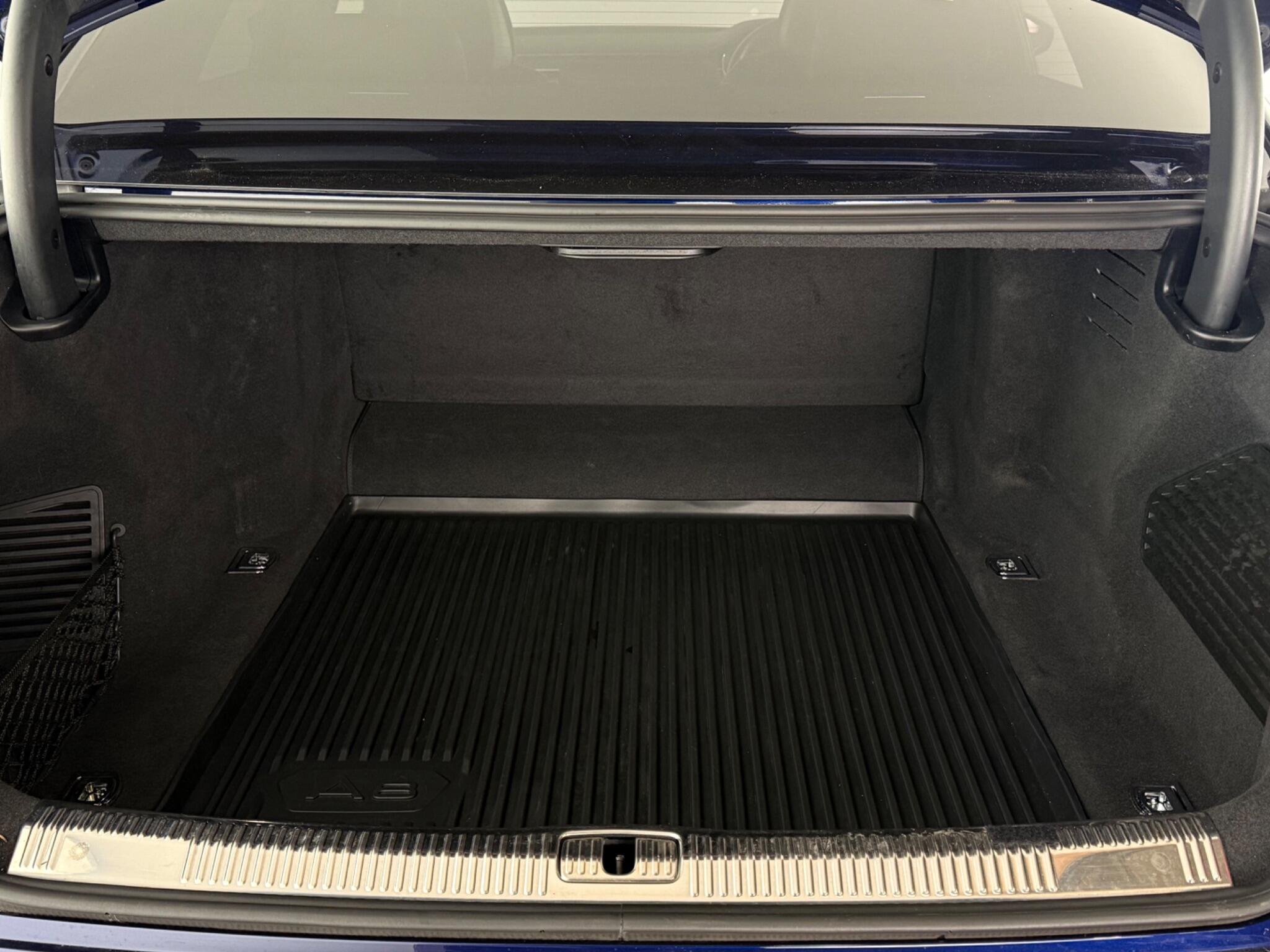 Audi A8 view 11