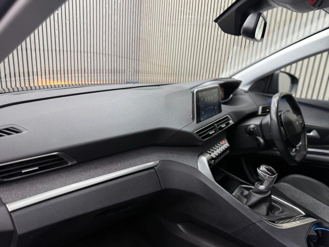Peugeot 3008 view 5