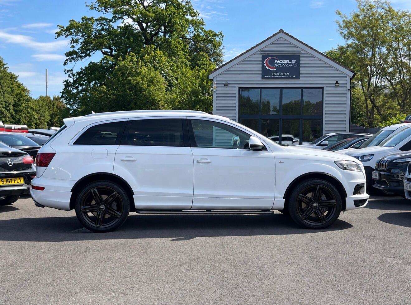 Audi Q7 view 6