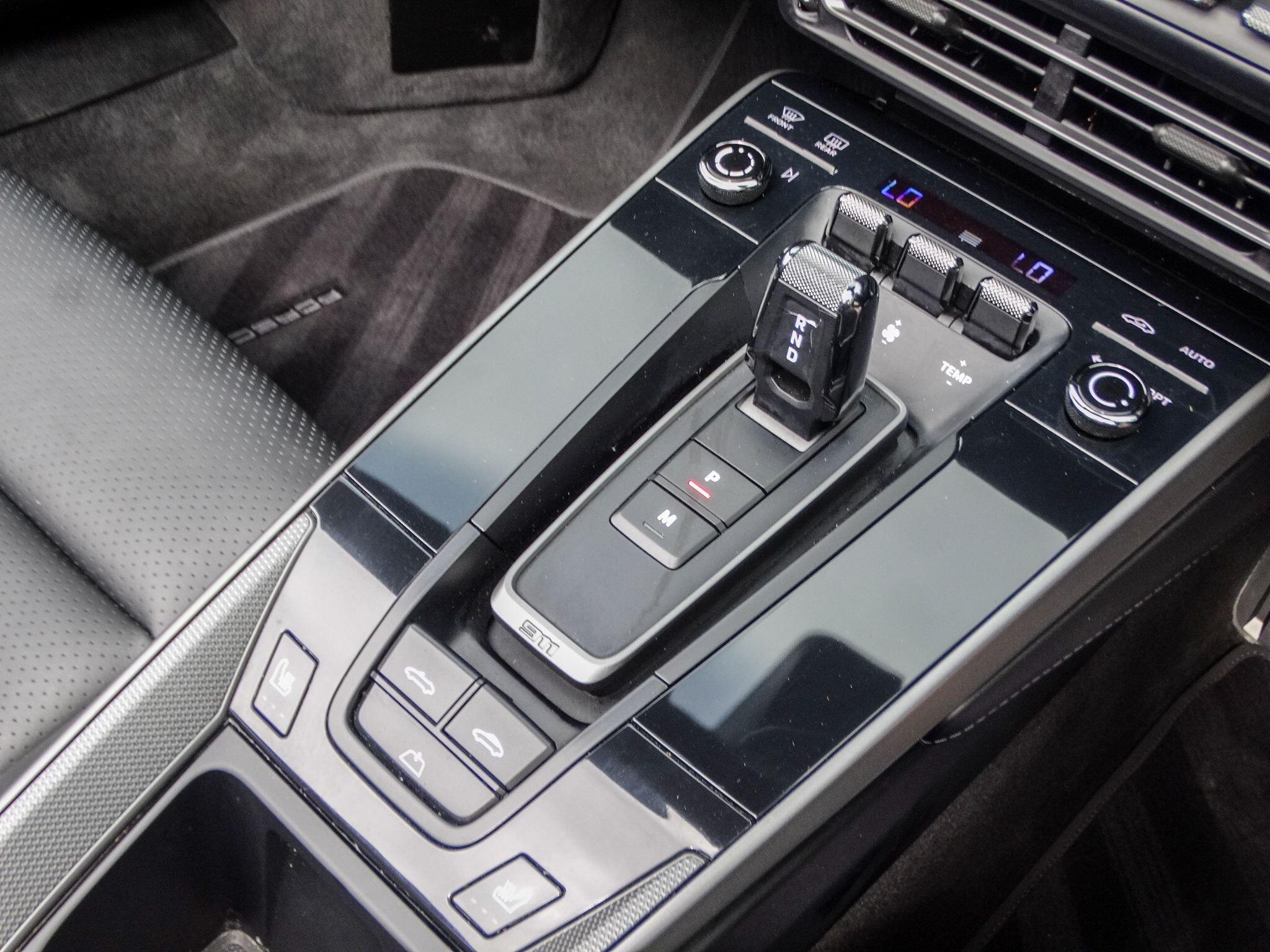 Porsche 911 view 34