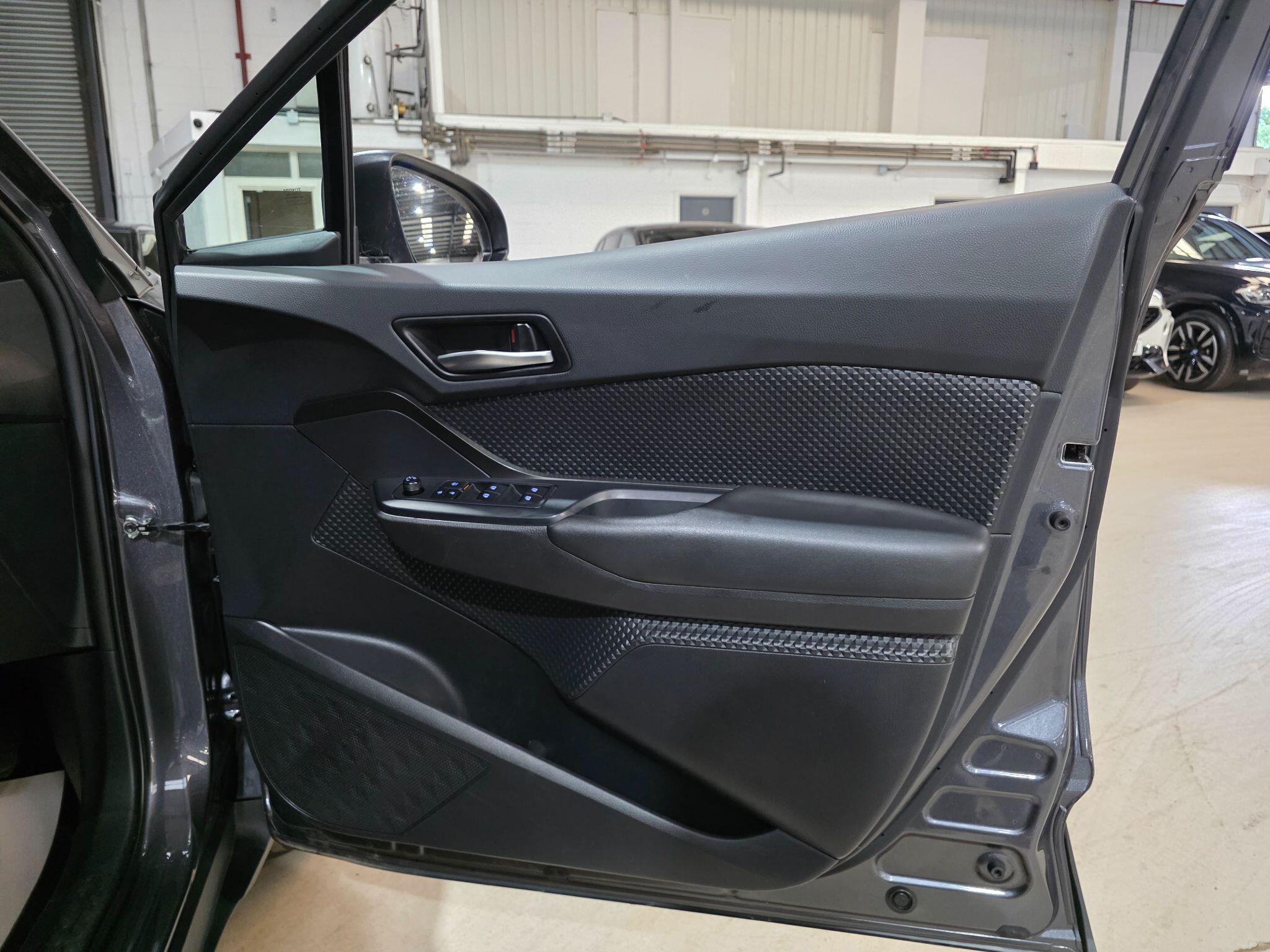 Toyota C-HR view 11