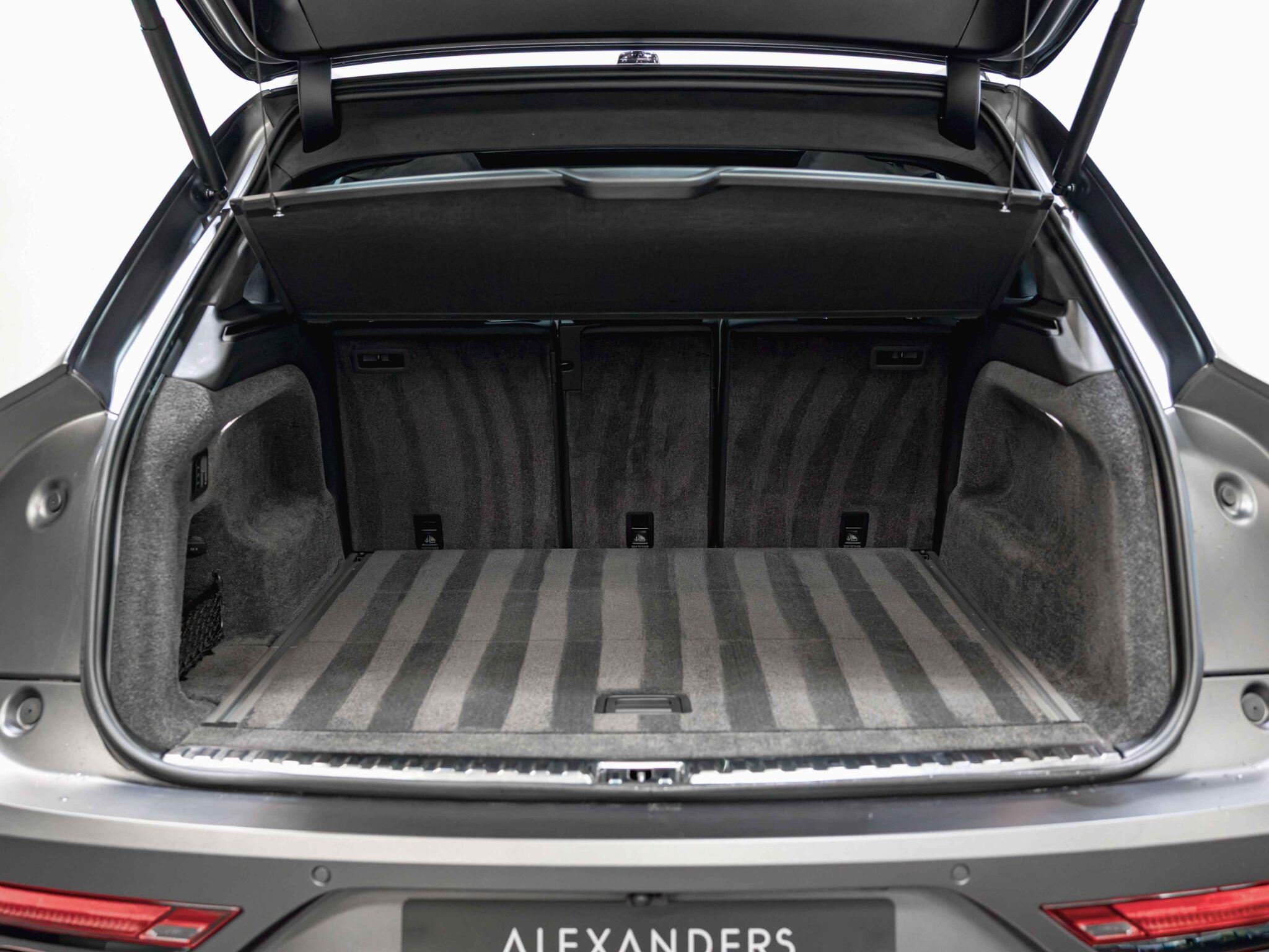 Bentley Bentayga view 39