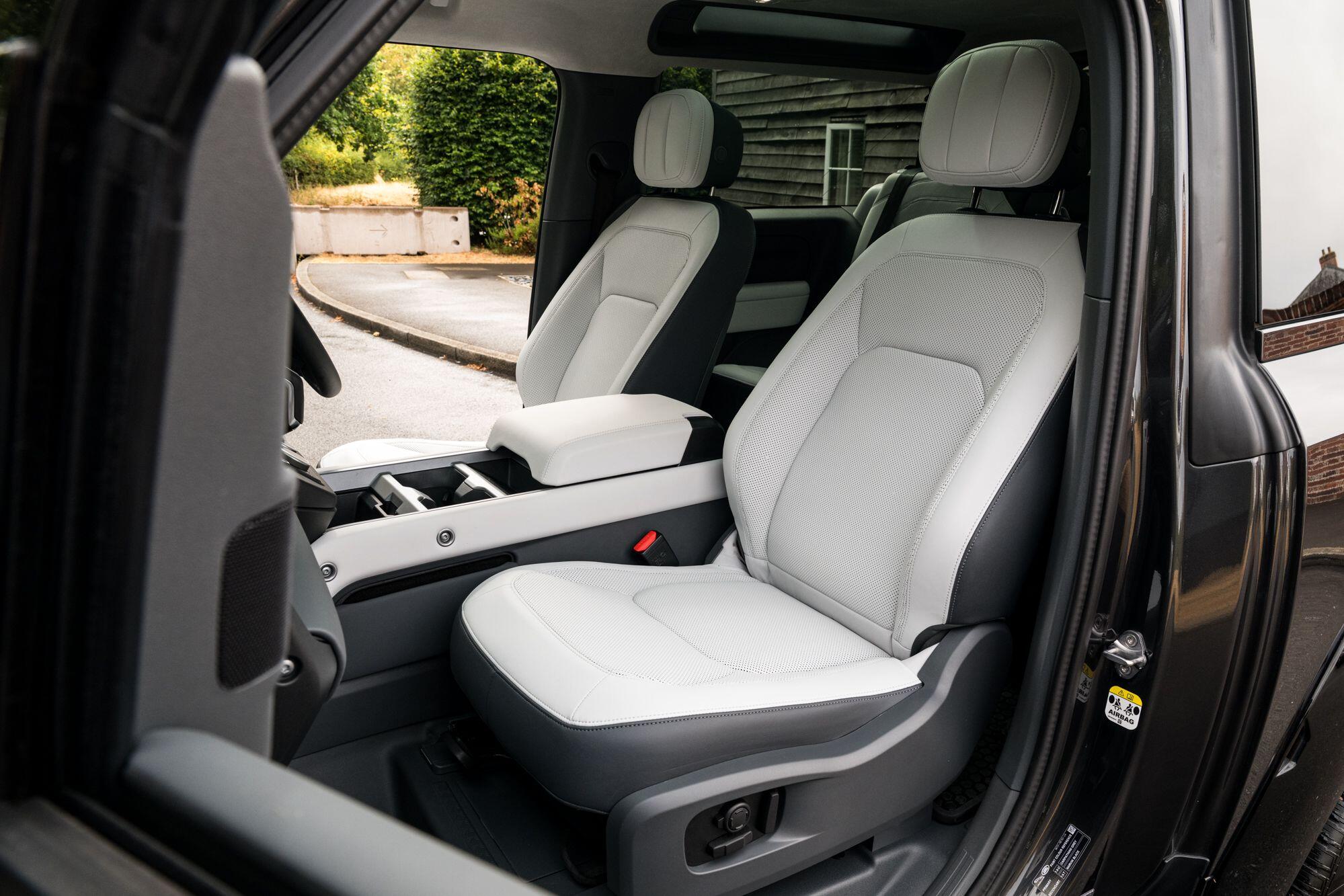 Land Rover Defender 90 view 37