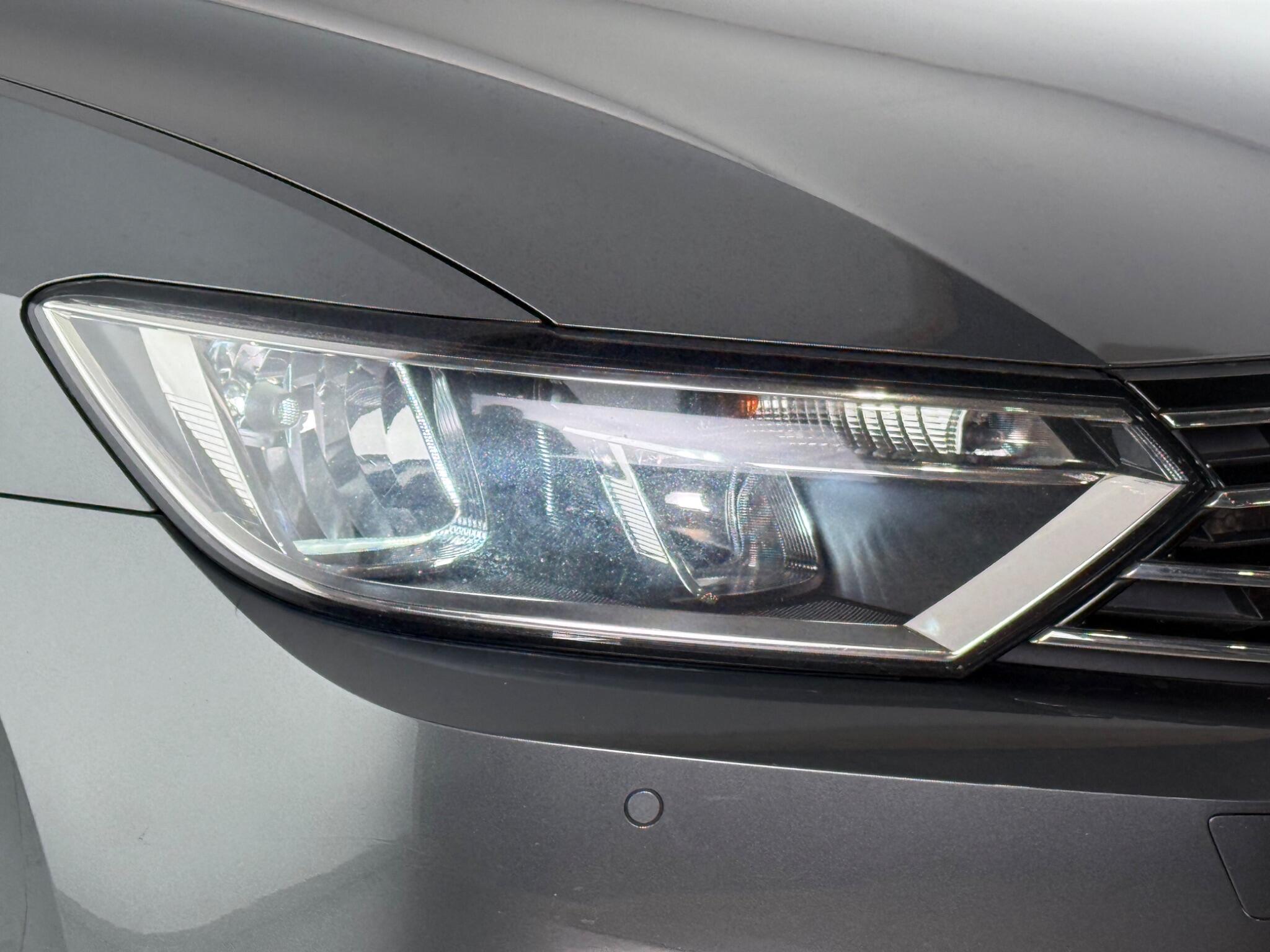 Volkswagen Passat view 4