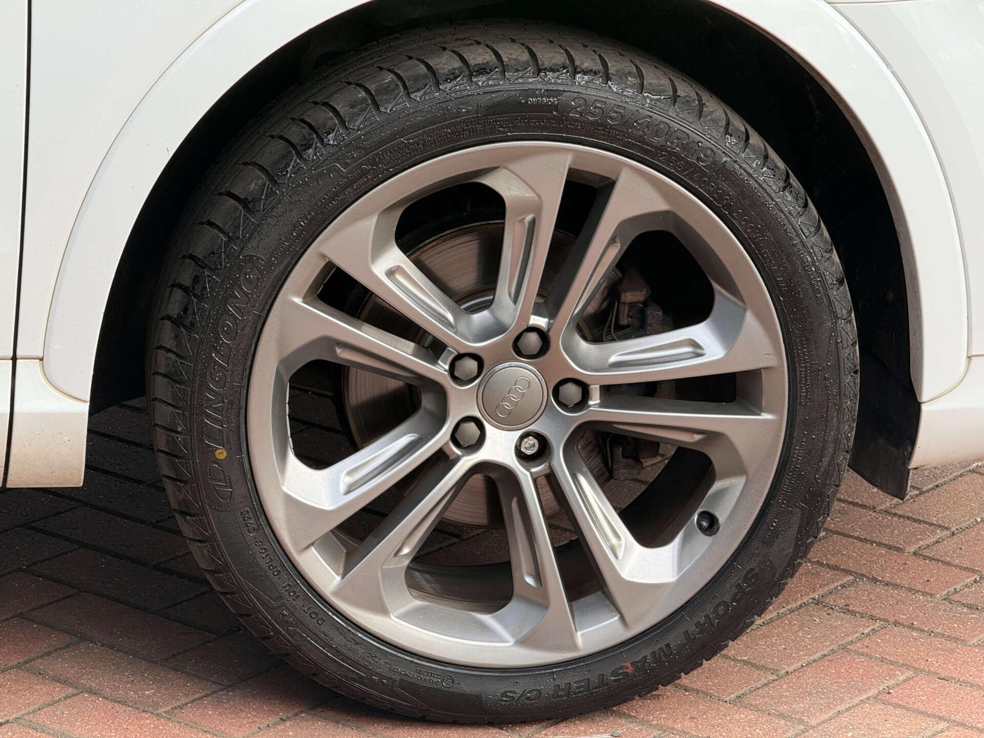 Audi Q3 view 18