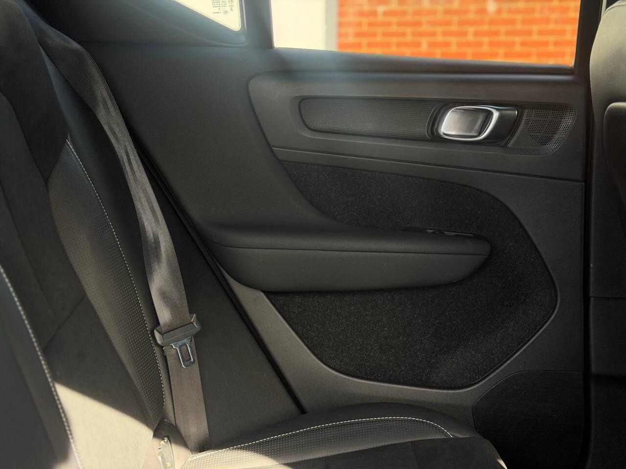 Volvo XC40 view 16