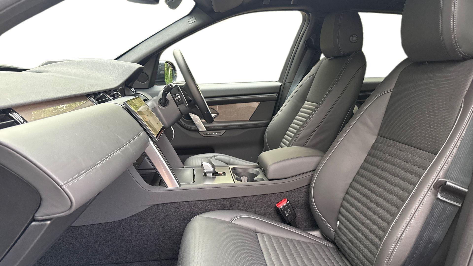 Land Rover Discovery Sport view 3