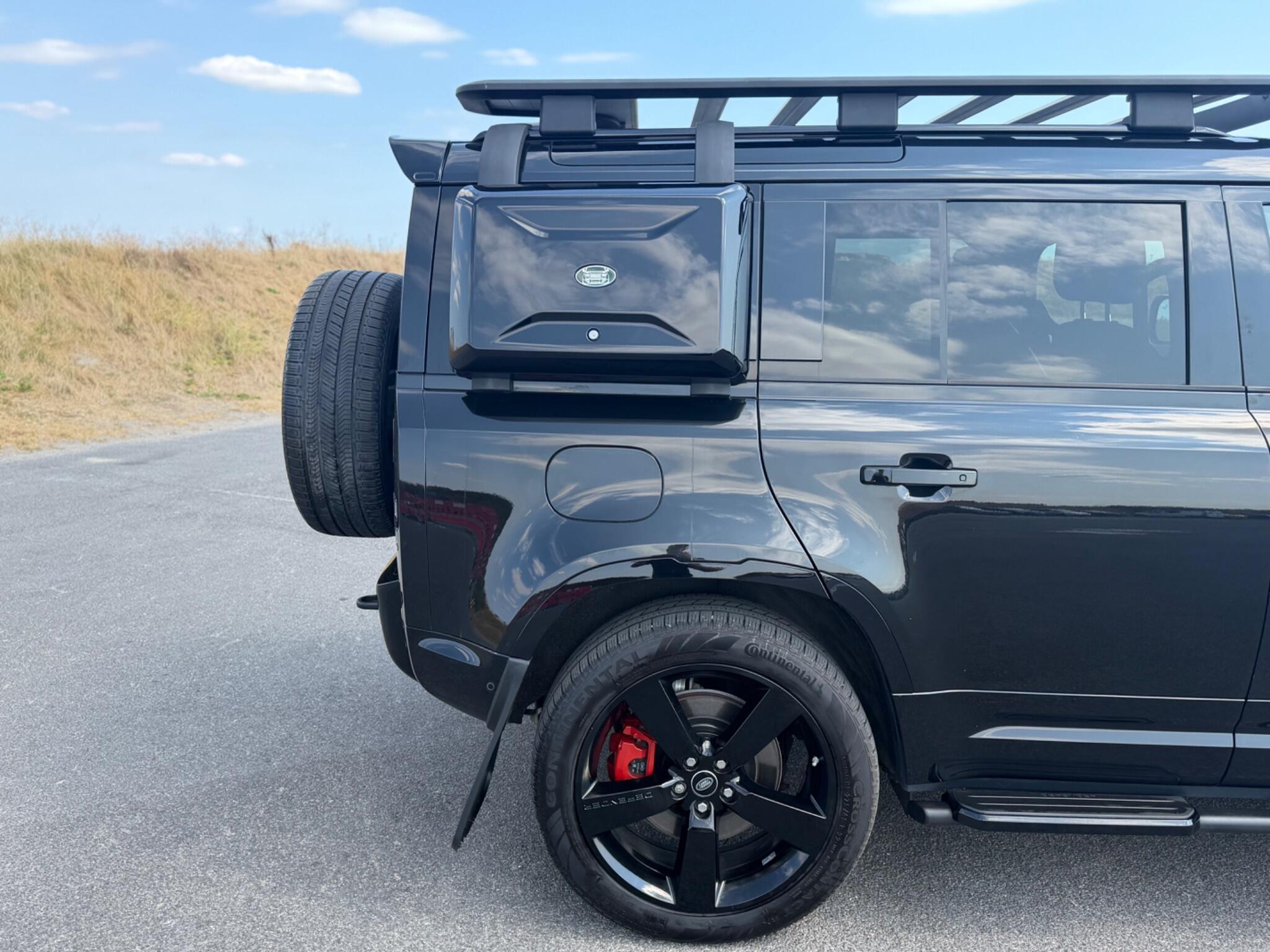 Land Rover Defender 110 view 61