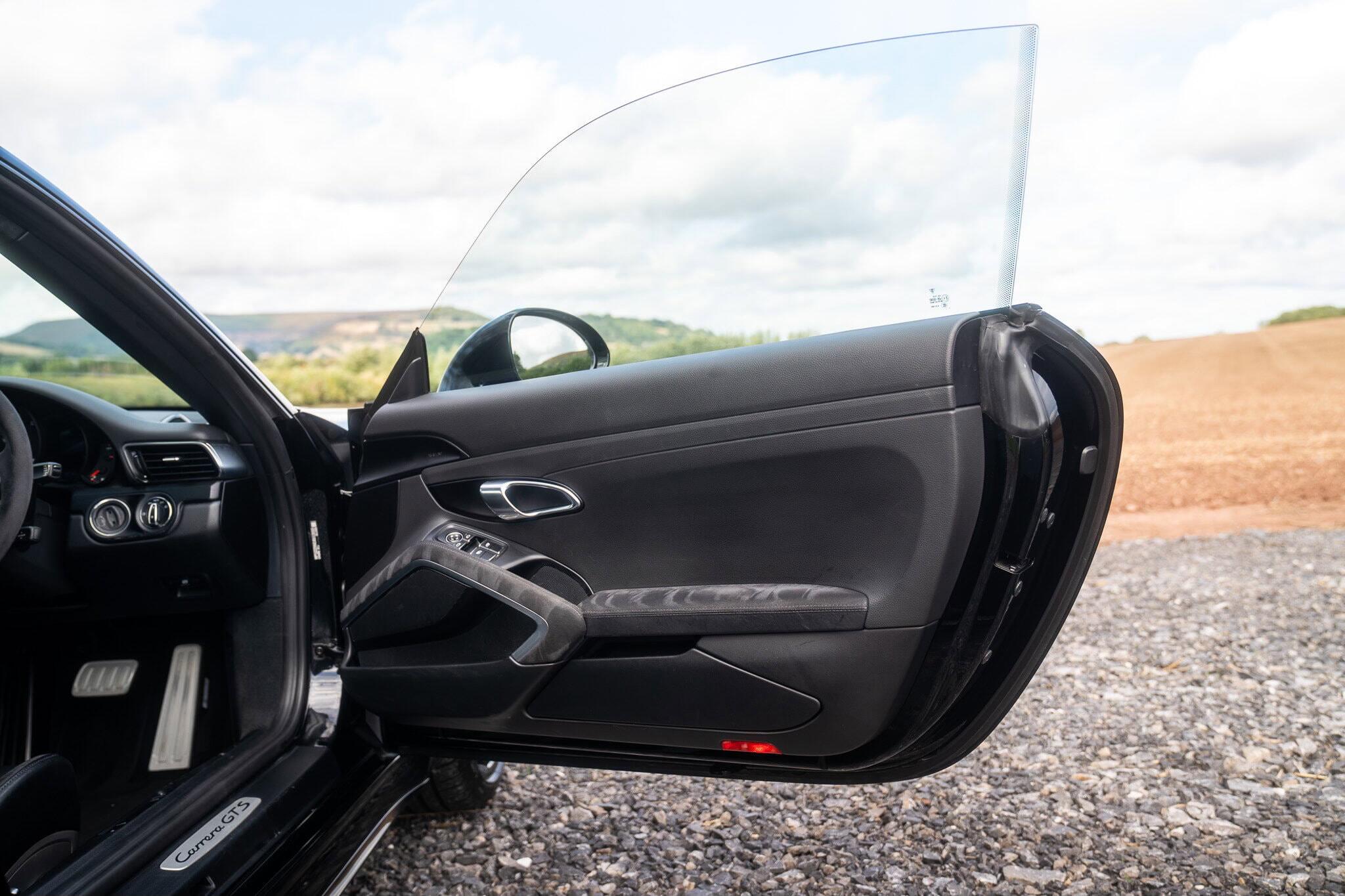 Porsche 911 view 25