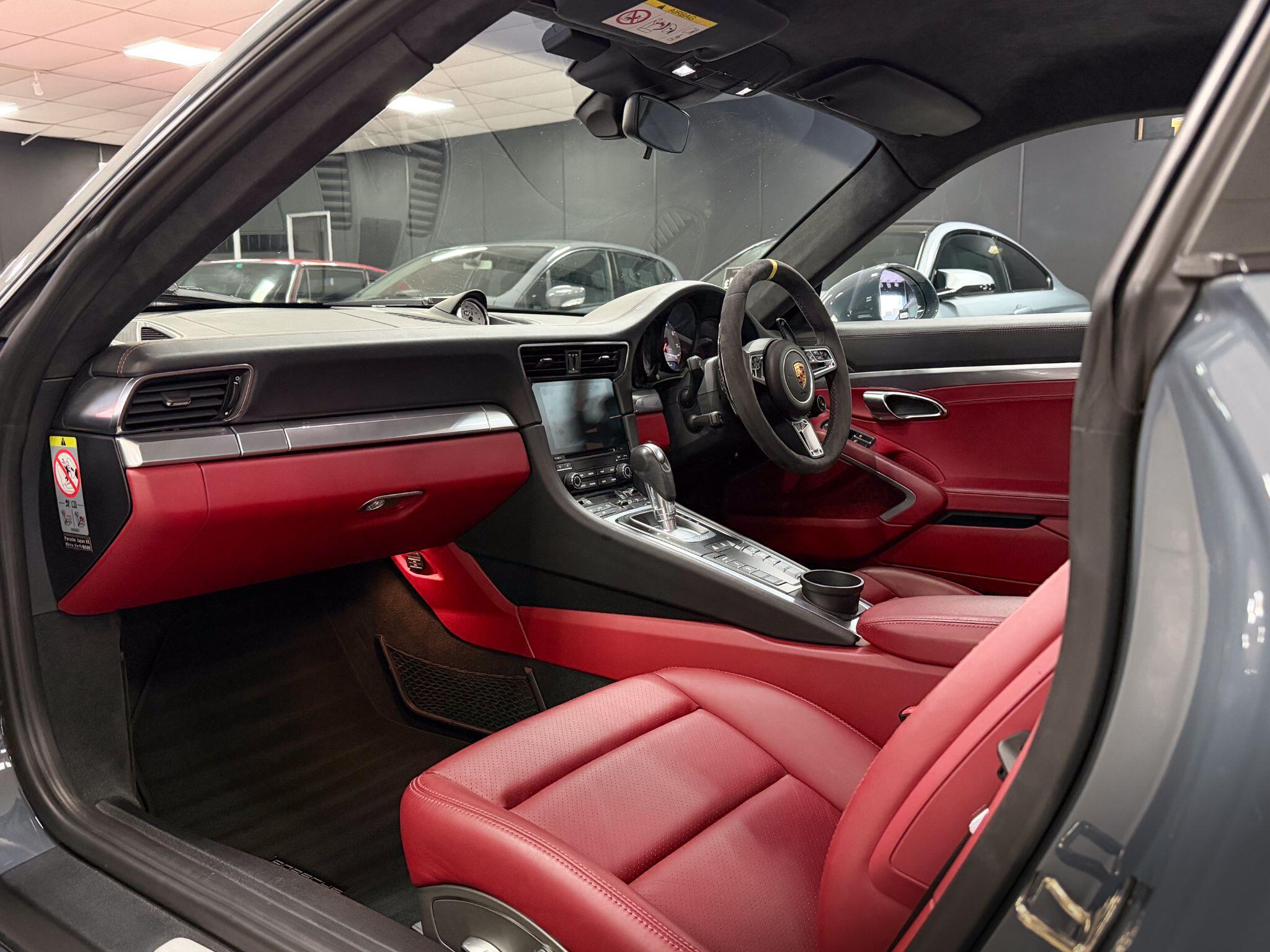 Porsche 911 view 24