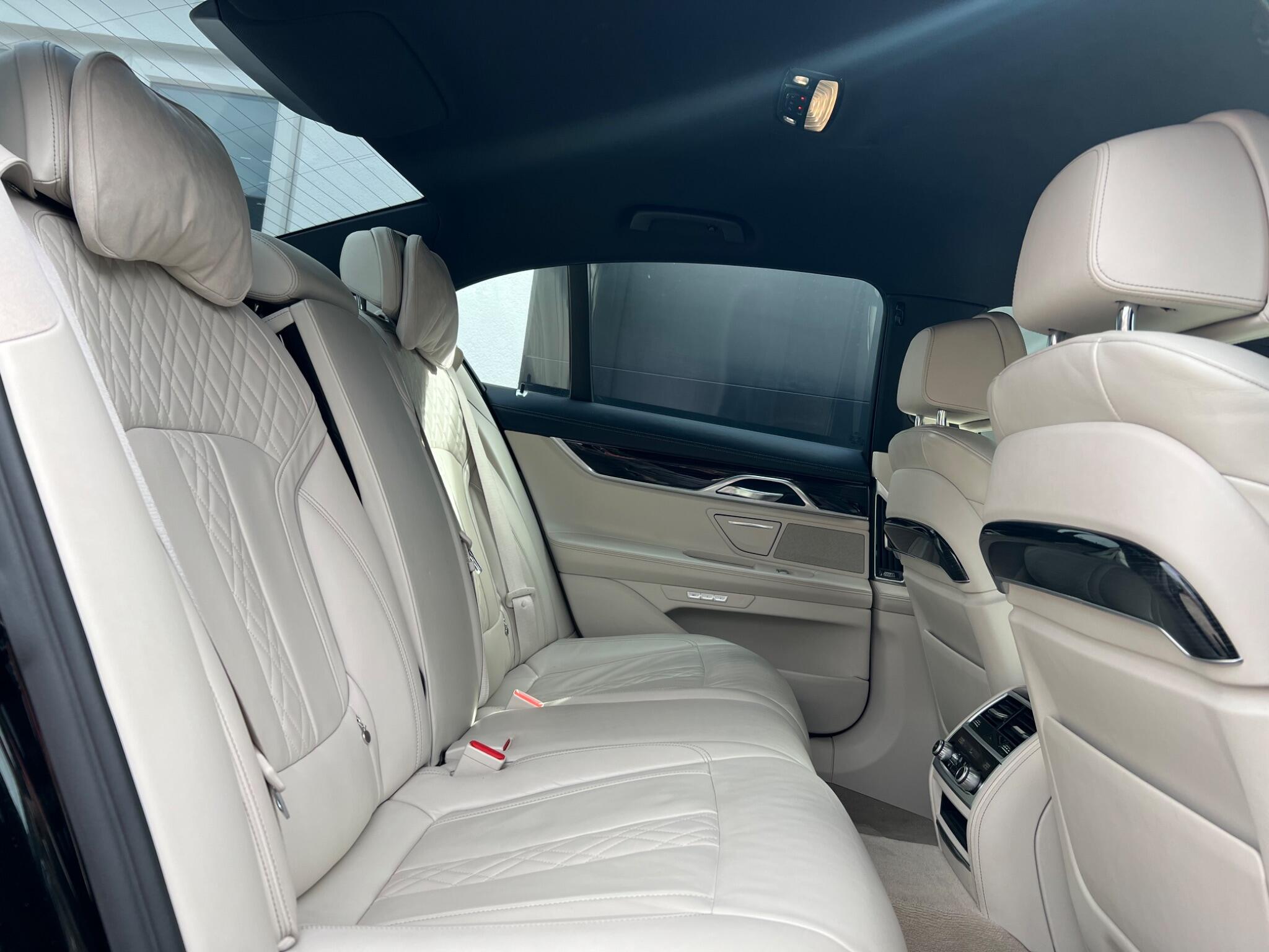 BMW 7 Series view 14