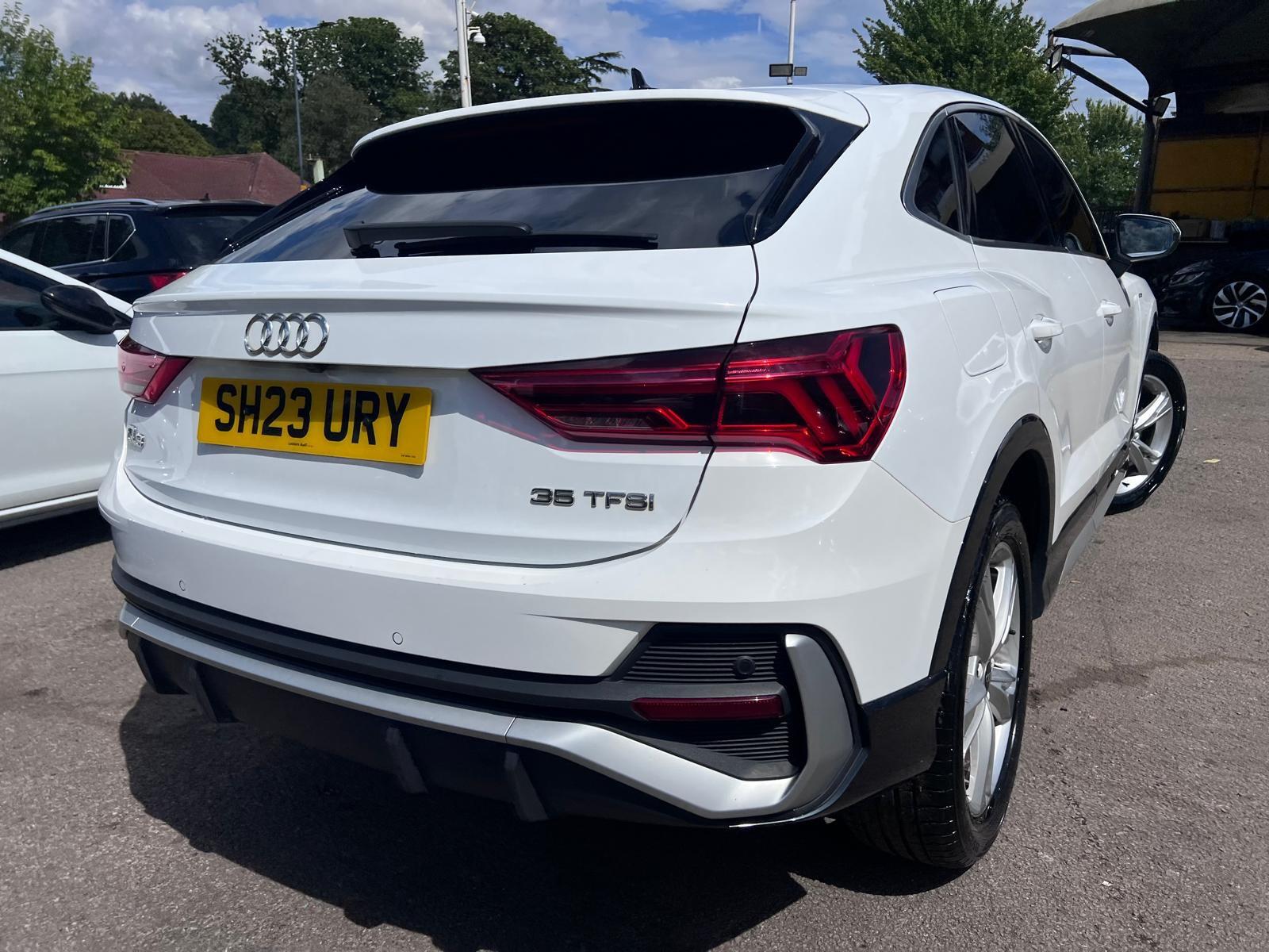 Audi Q3 view 14