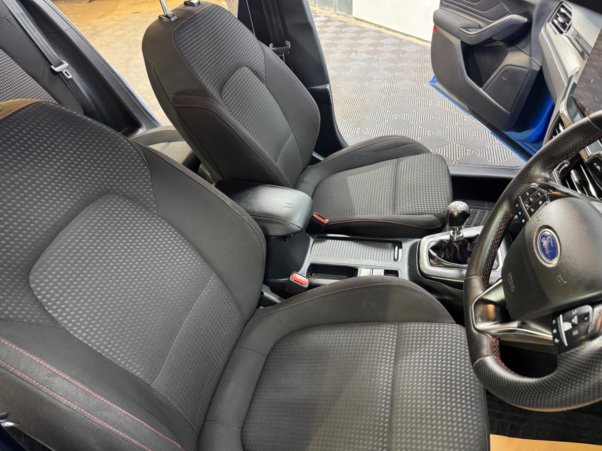 Ford Focus view 8