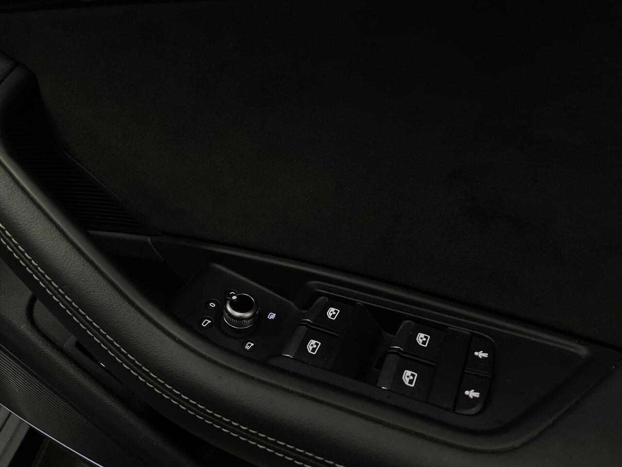 Audi RS4 view 21