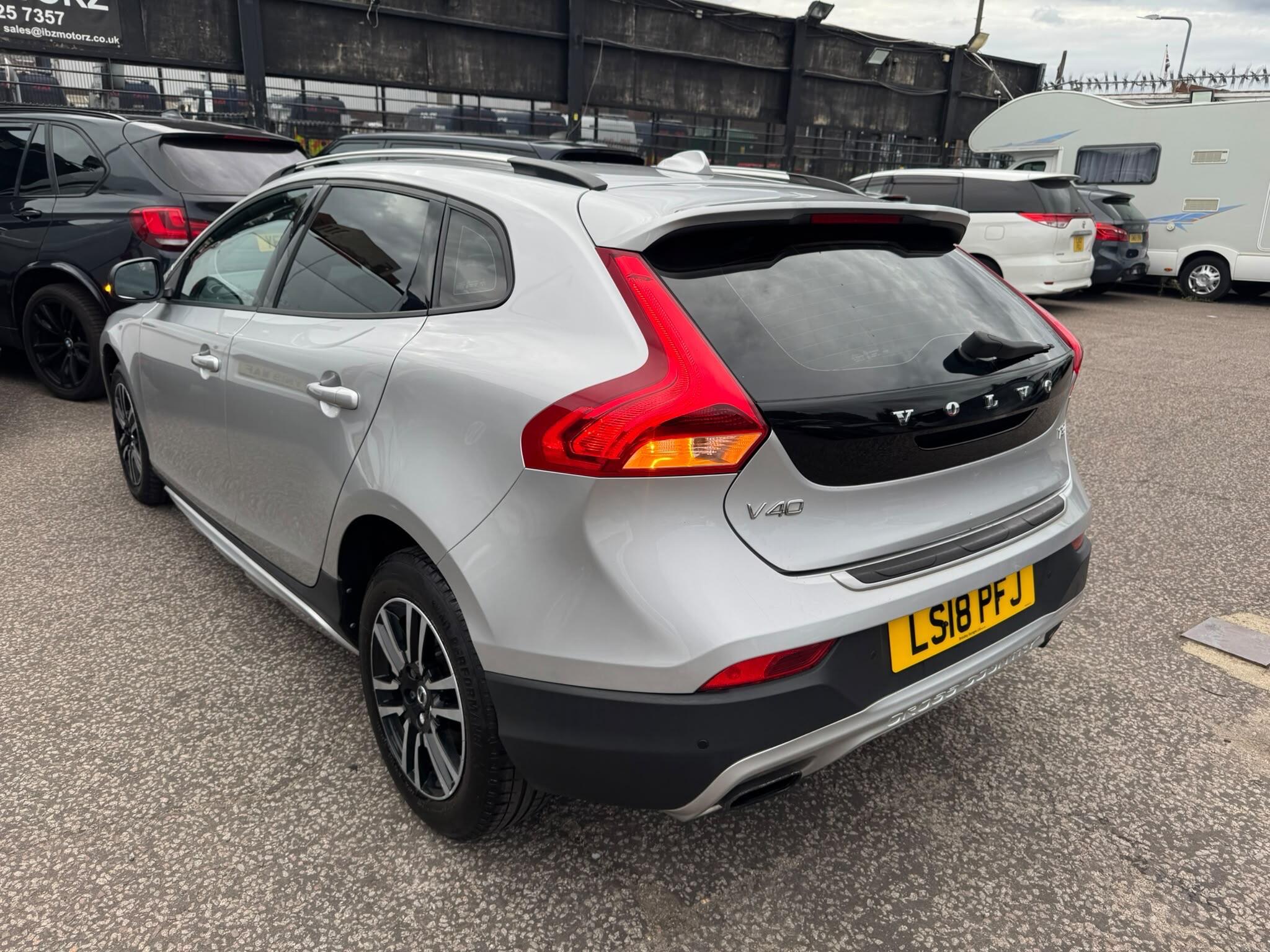 Volvo V40 Cross Country view 22