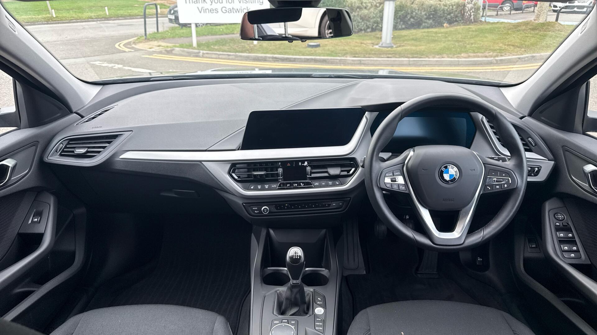 BMW 1 Series view 4