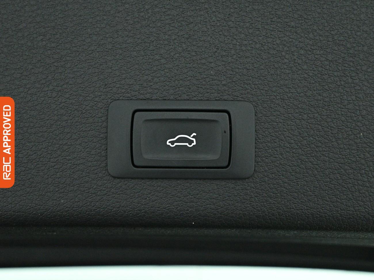 Audi E-Tron view 28