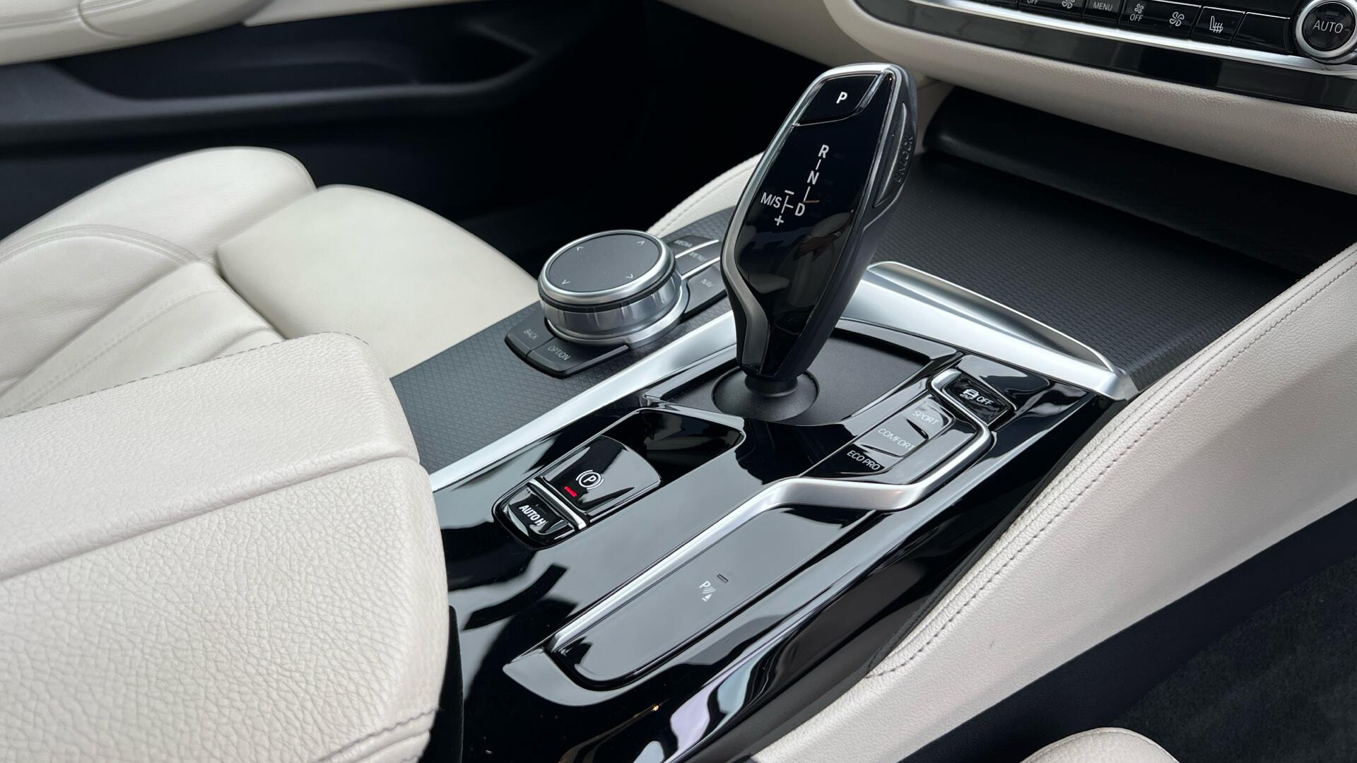 BMW 5 Series view 10