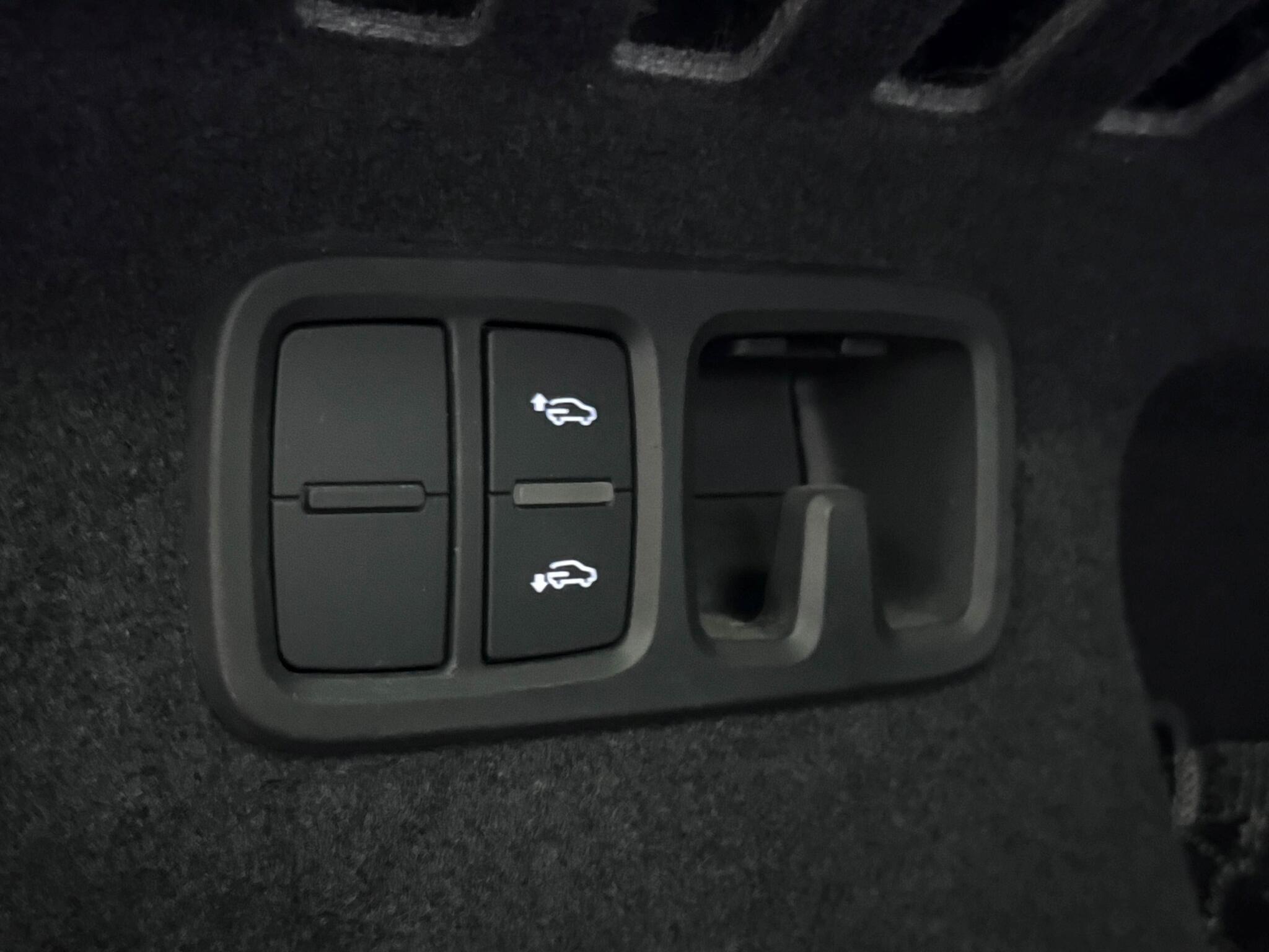 Audi Q8 view 23