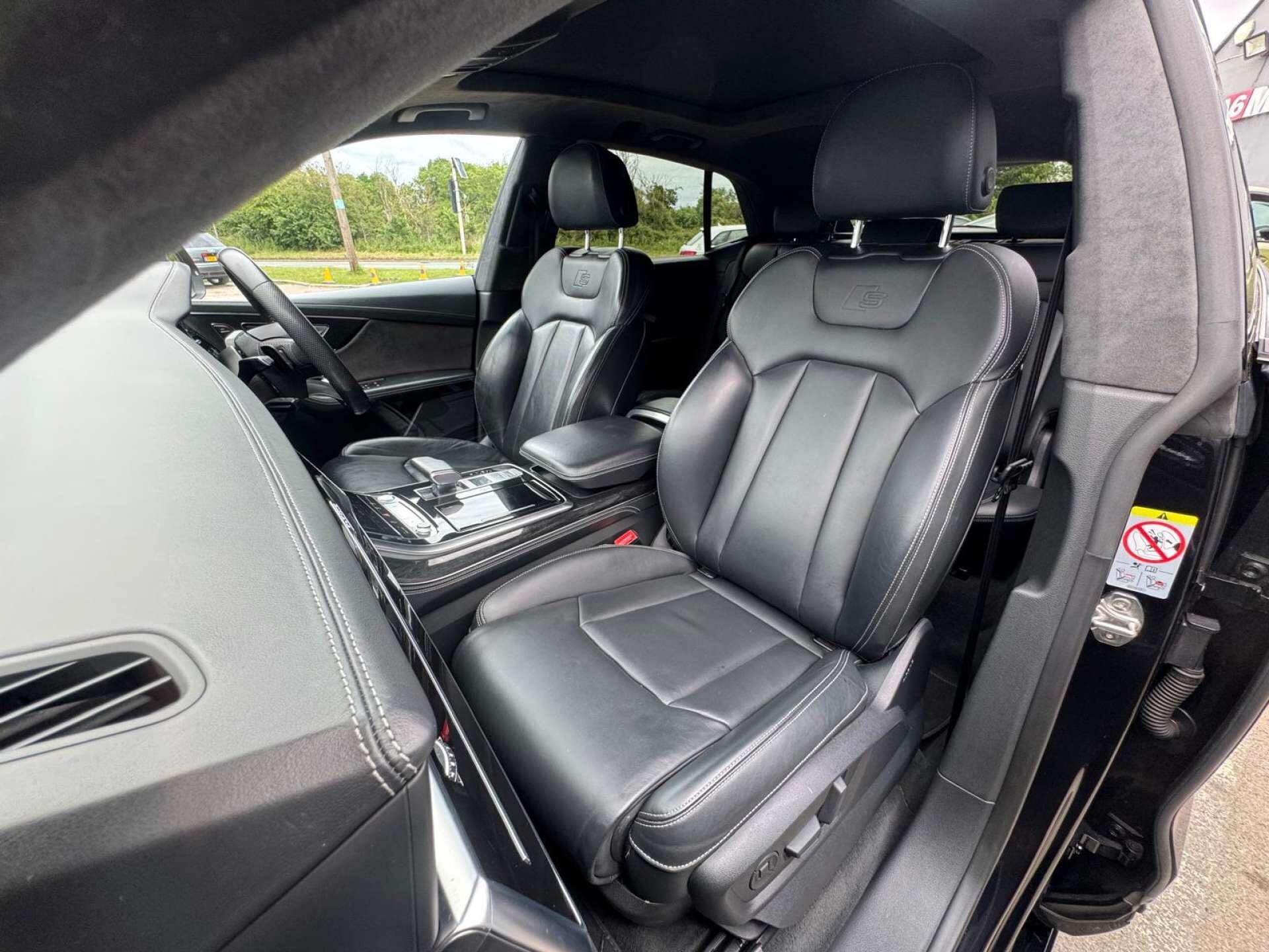 Audi Q8 view 27