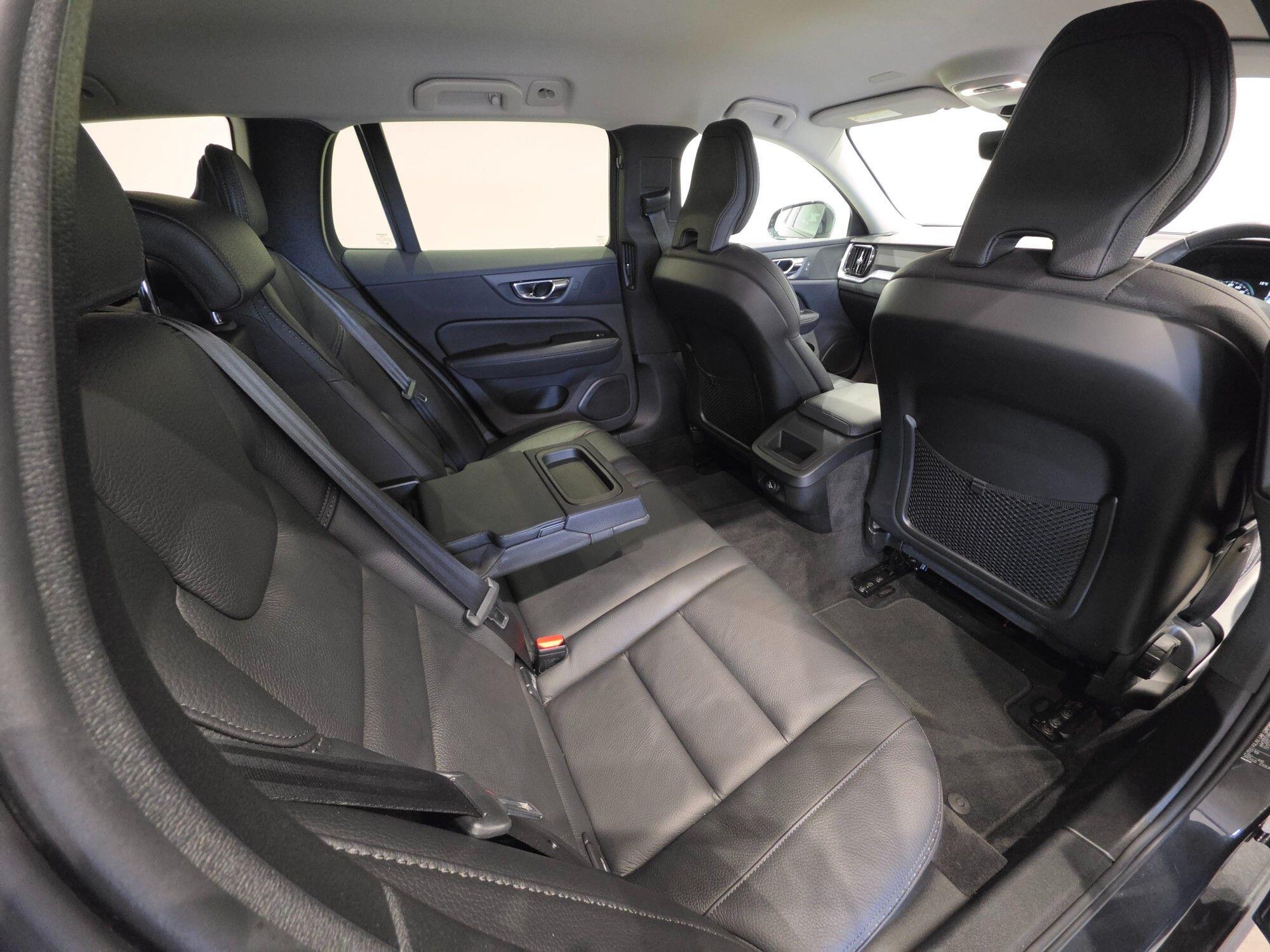Volvo V60 Cross Country view 77