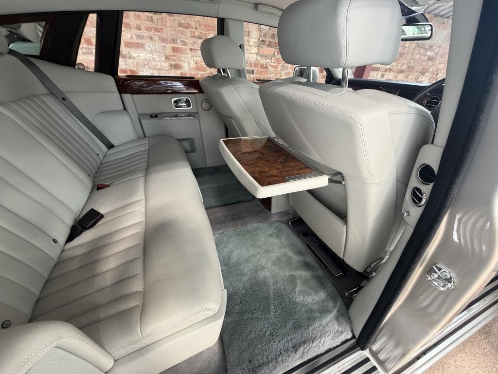 Rolls-Royce Phantom view 32