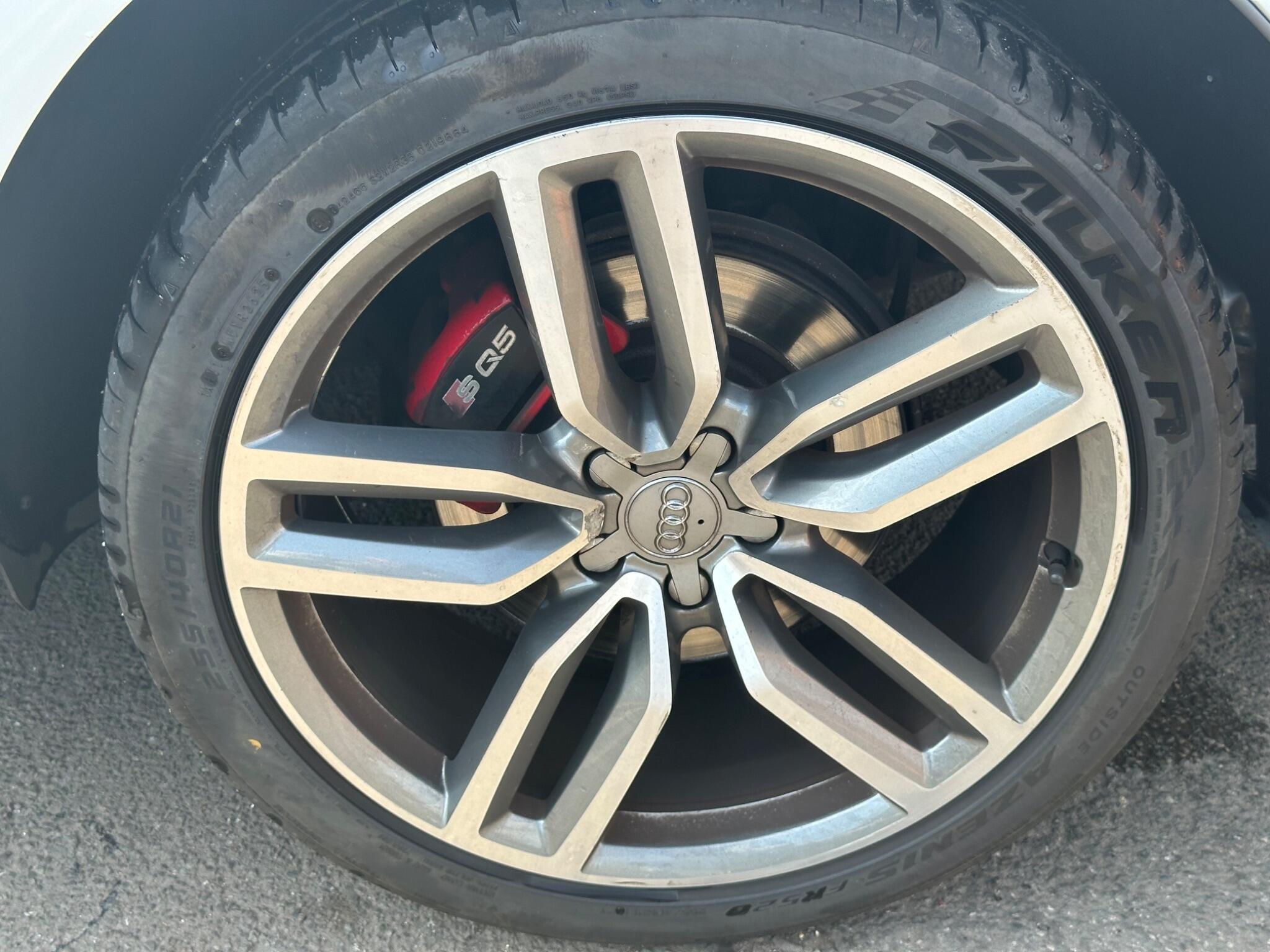 Audi SQ5 view 8