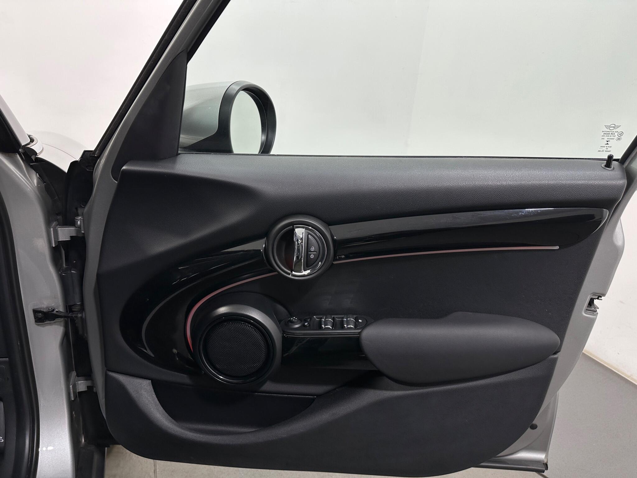 Mini Cooper view 34