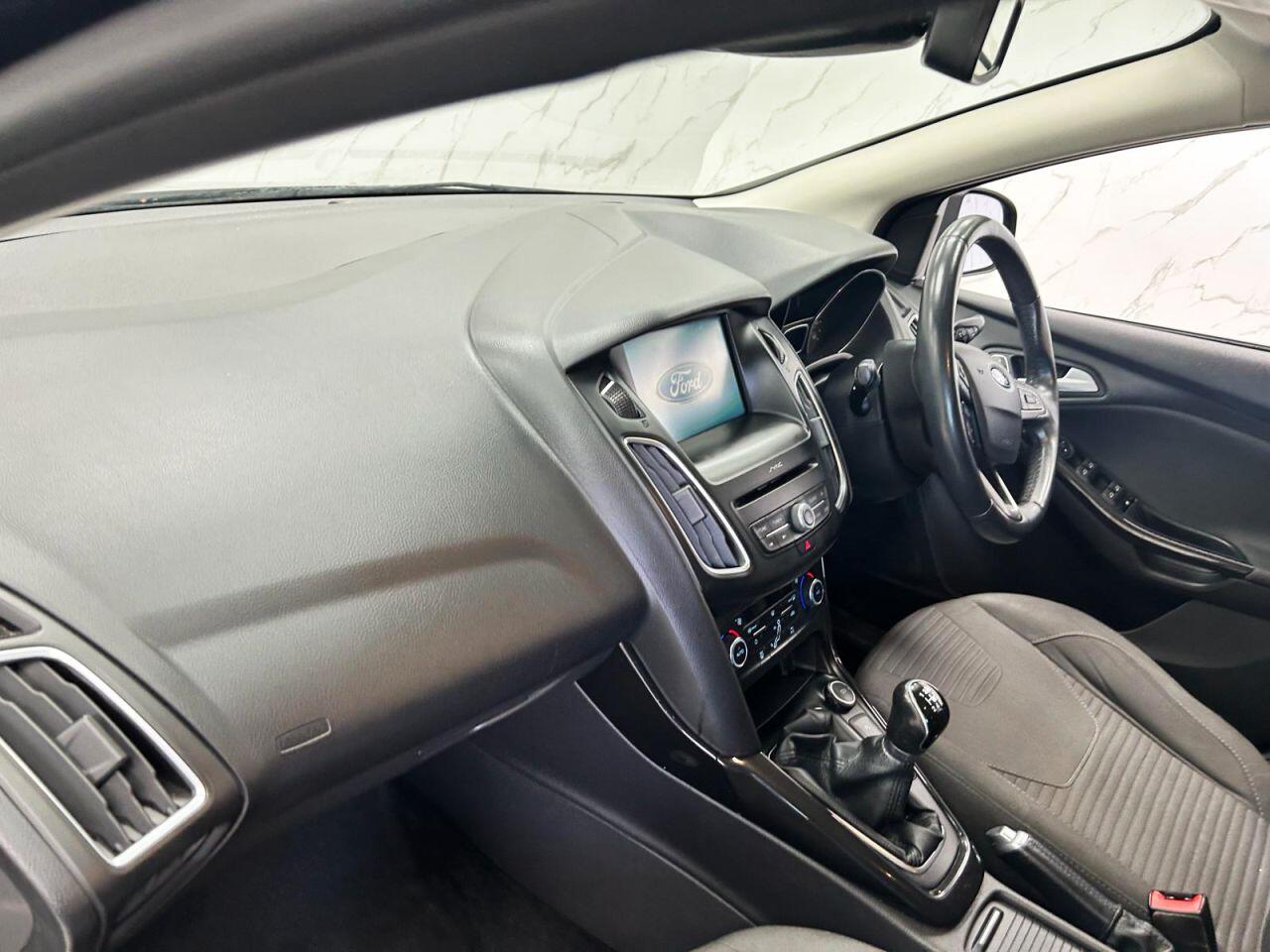 Ford Focus view 14