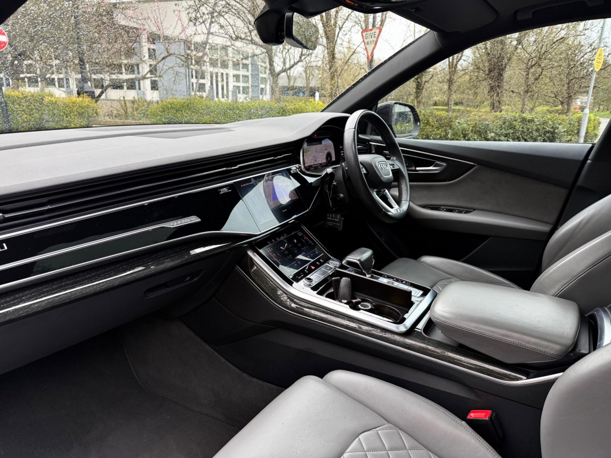 Audi Q8 view 14
