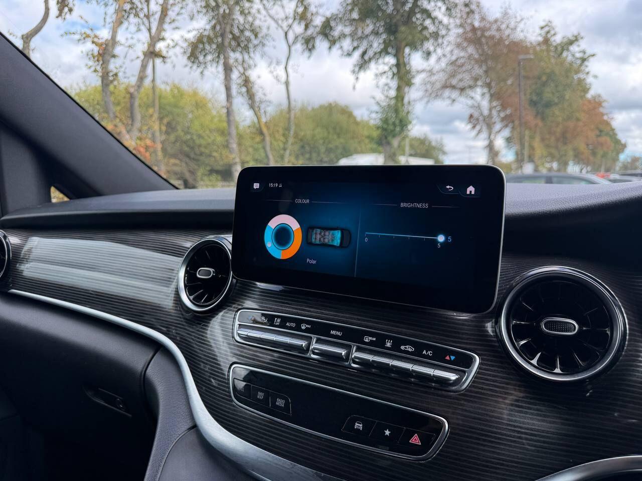 Mercedes-Benz Eqv view 54