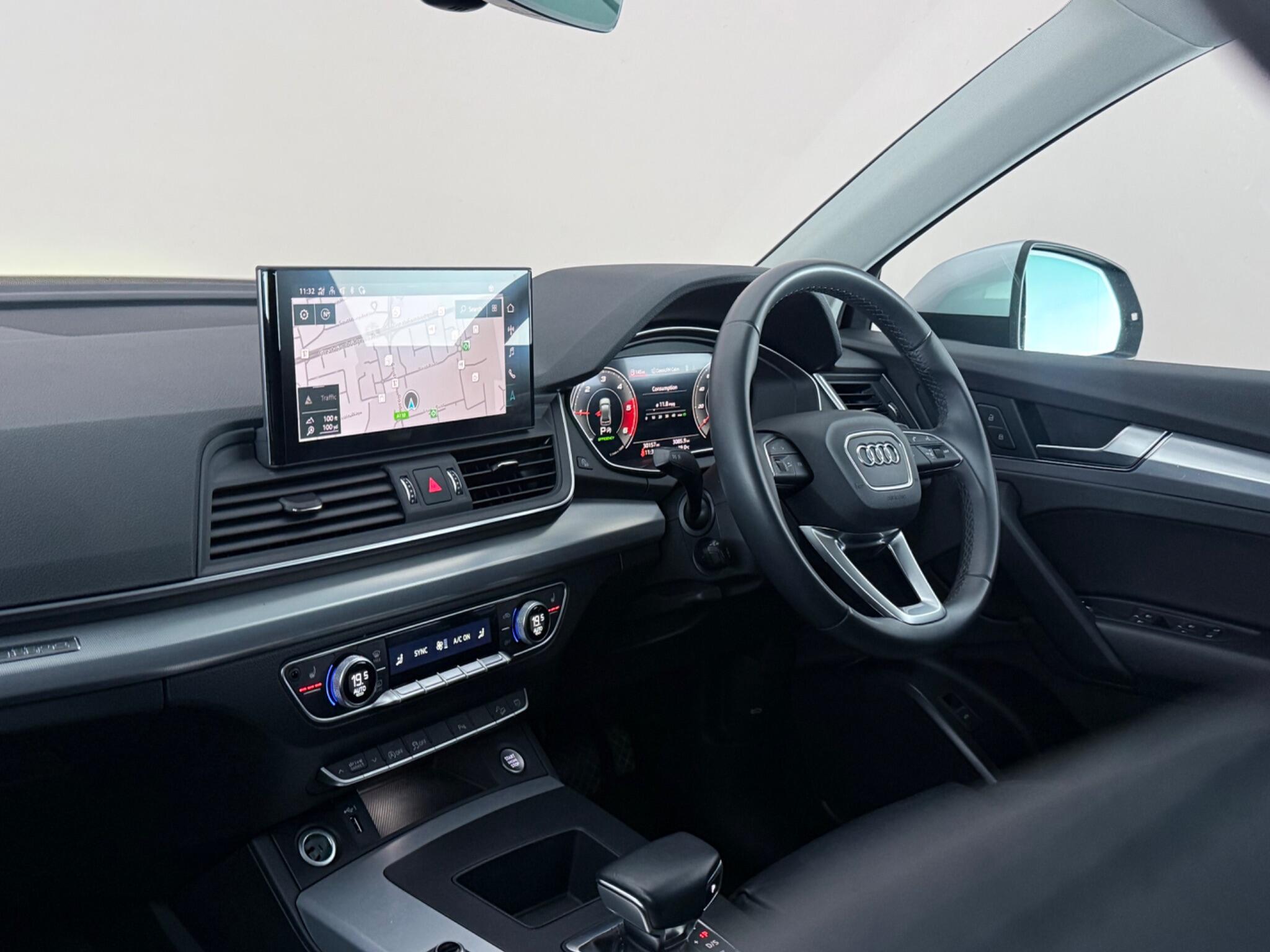 Audi Q5 view 4