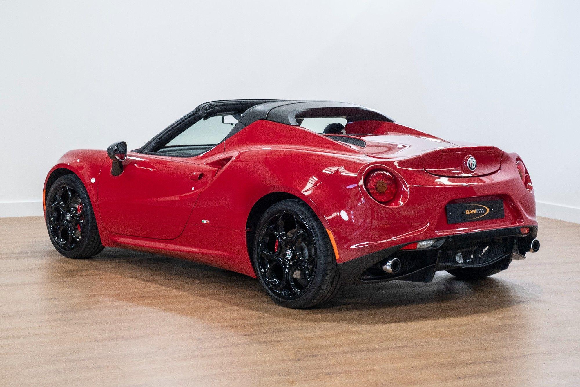 Alfa Romeo 4C view 3