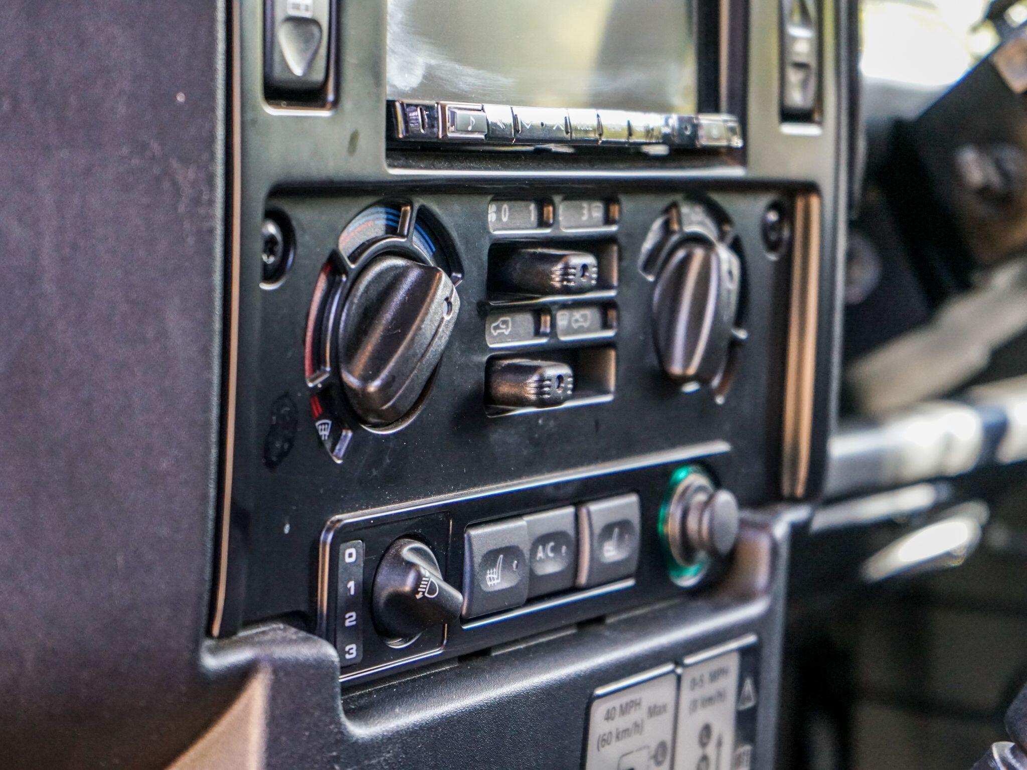 Land Rover Defender 110 view 27