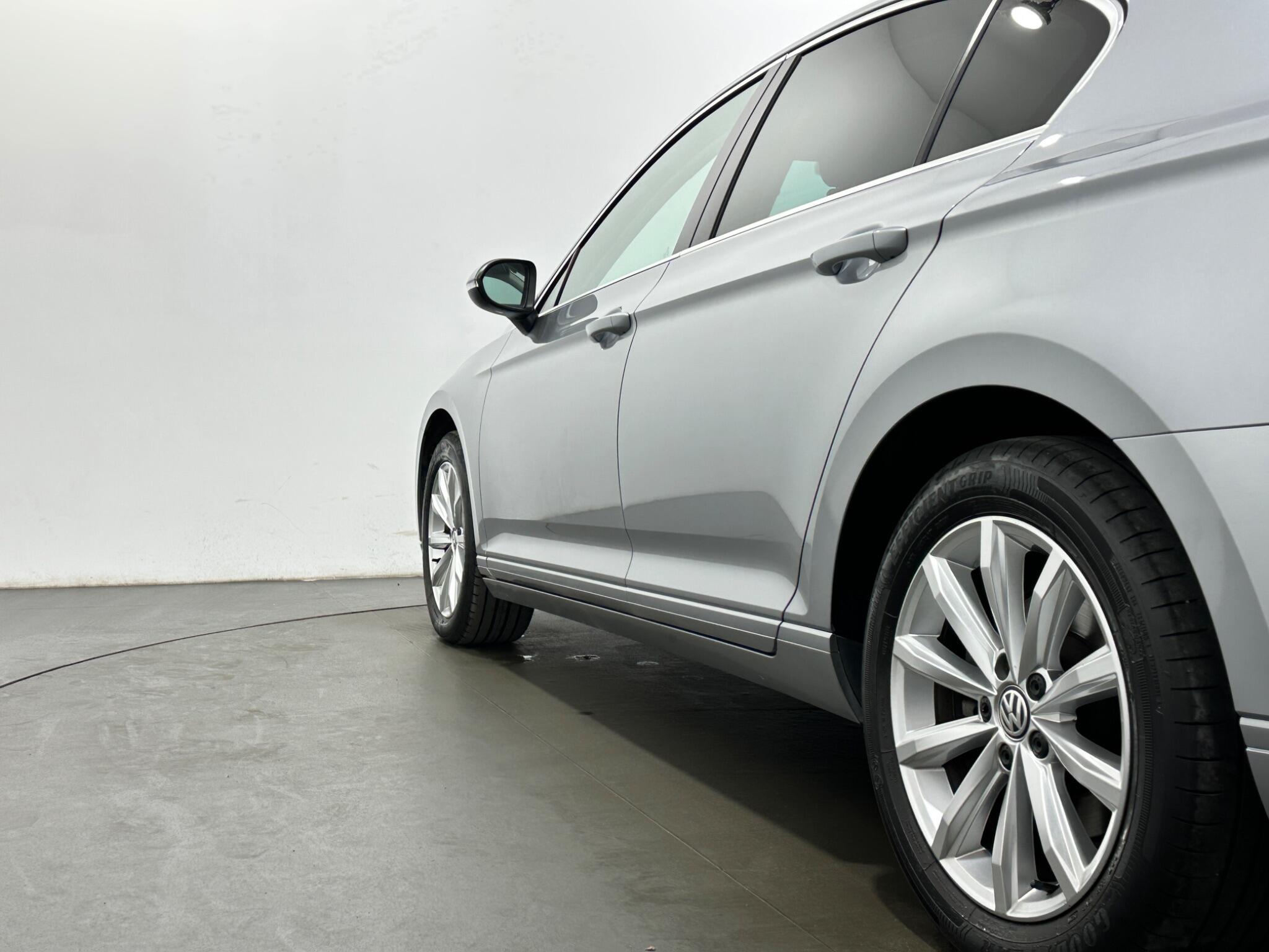 Volkswagen Passat view 48