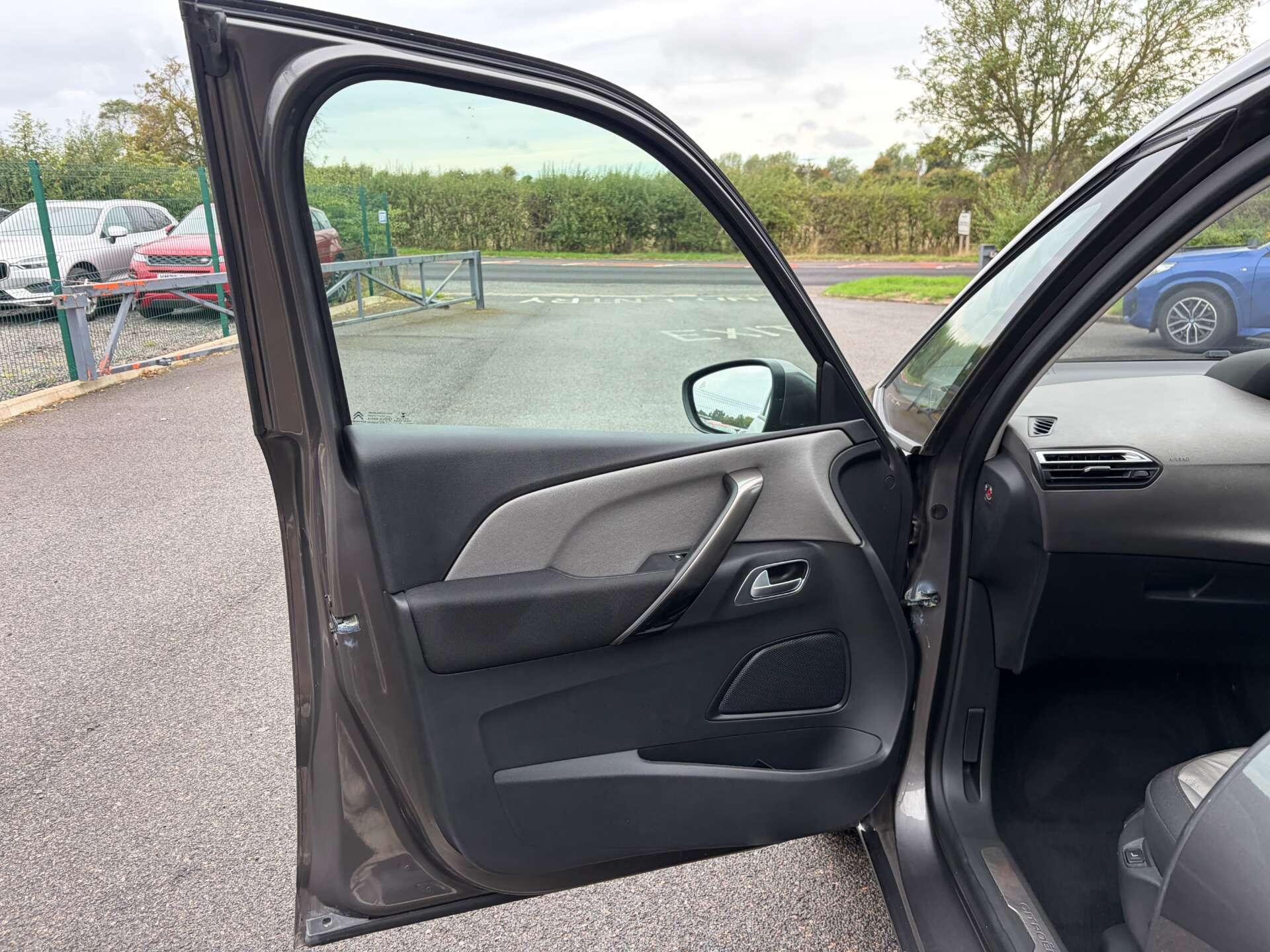 Citroen Grand C4 Picasso view 14